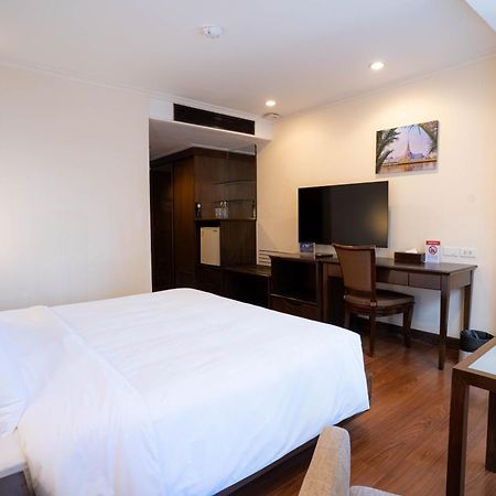 Journeyhub Sukhumvit 26, Bangkok - Formerly St James Hotel Bagian luar foto