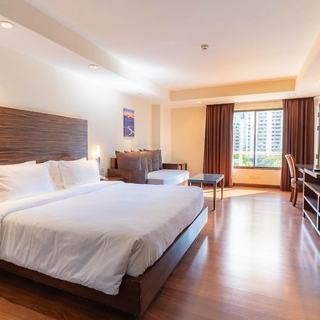 Journeyhub Sukhumvit 26, Bangkok - Formerly St James Hotel Bagian luar foto
