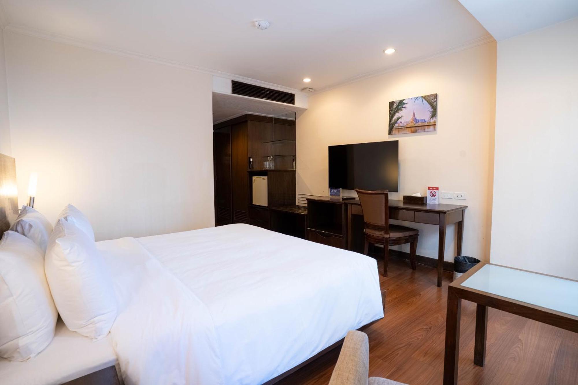 Journeyhub Sukhumvit 26, Bangkok - Formerly St James Hotel Bagian luar foto