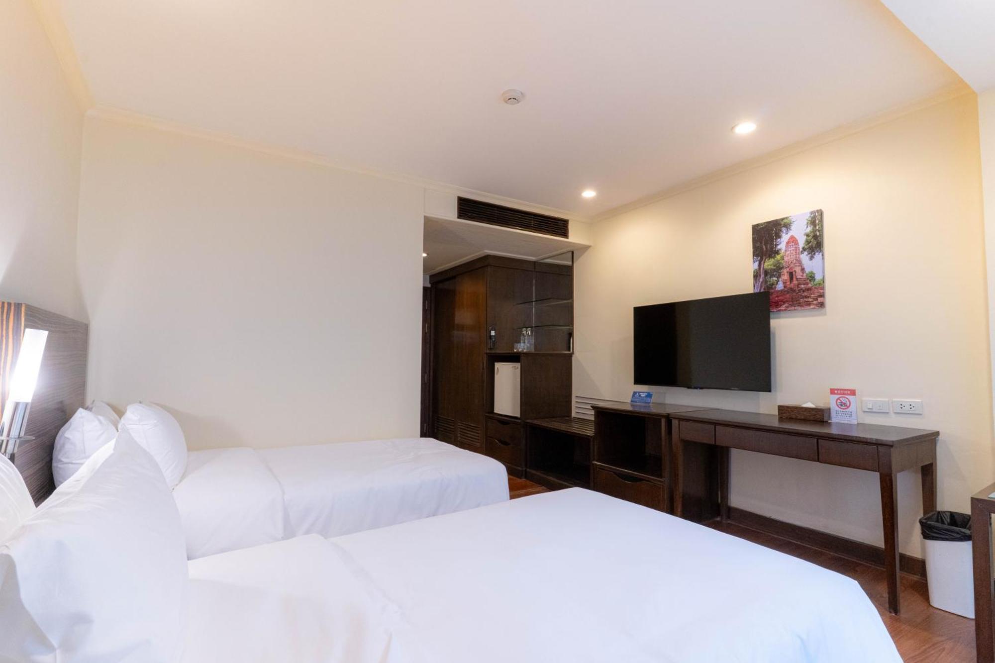 Journeyhub Sukhumvit 26, Bangkok - Formerly St James Hotel Bagian luar foto