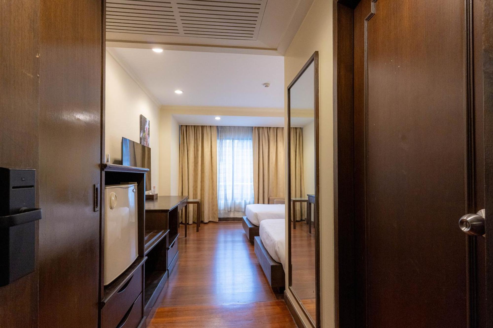 Journeyhub Sukhumvit 26, Bangkok - Formerly St James Hotel Bagian luar foto