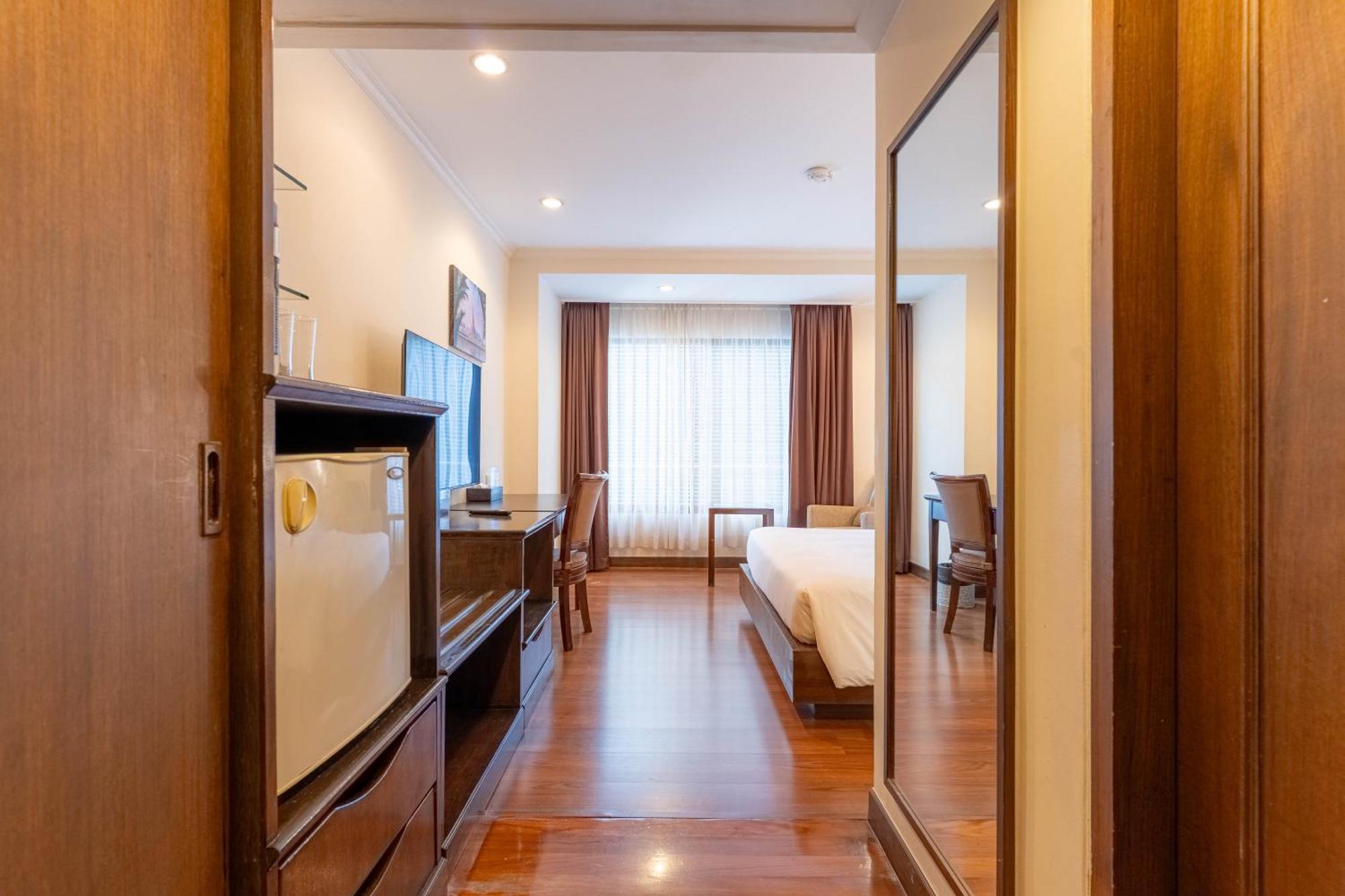 Journeyhub Sukhumvit 26, Bangkok - Formerly St James Hotel Bagian luar foto
