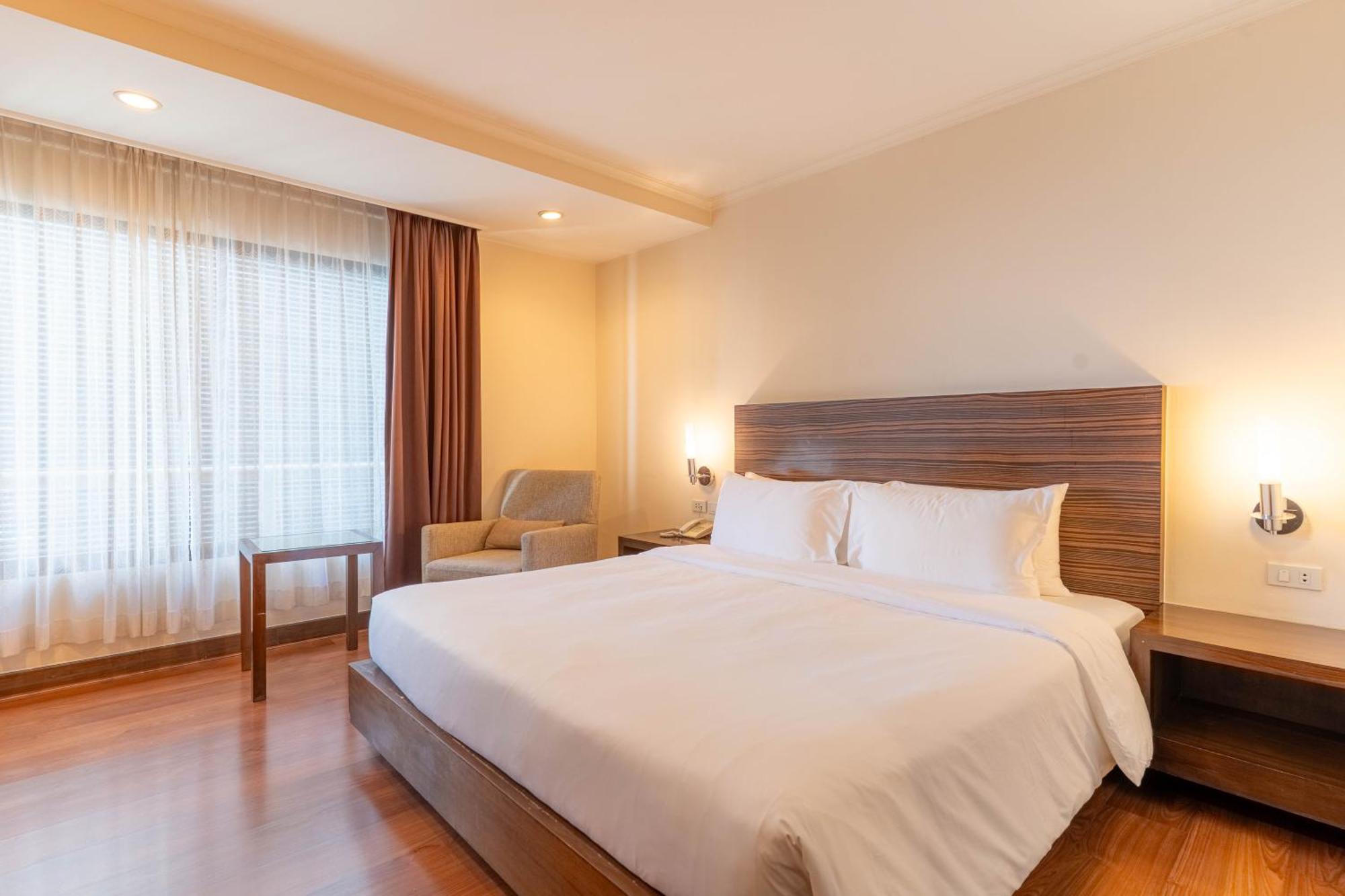 Journeyhub Sukhumvit 26, Bangkok - Formerly St James Hotel Bagian luar foto