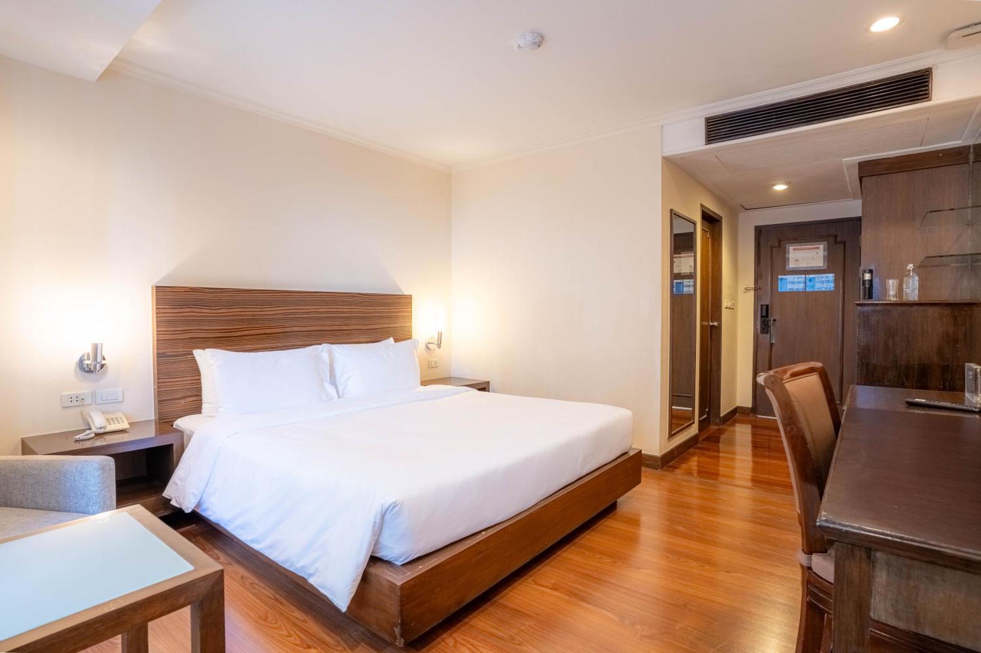 Journeyhub Sukhumvit 26, Bangkok - Formerly St James Hotel Bagian luar foto