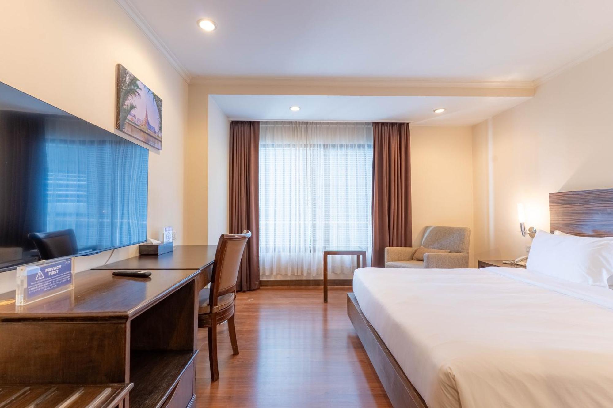 Journeyhub Sukhumvit 26, Bangkok - Formerly St James Hotel Bagian luar foto
