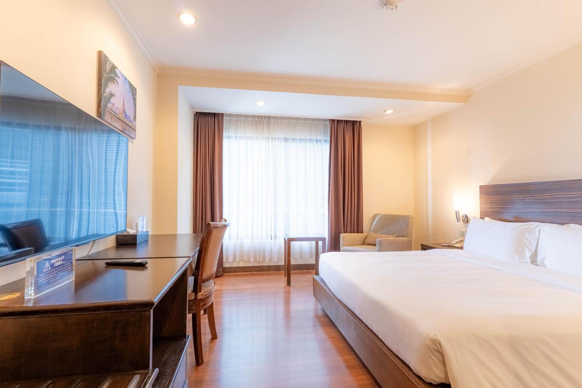 Journeyhub Sukhumvit 26, Bangkok - Formerly St James Hotel Bagian luar foto