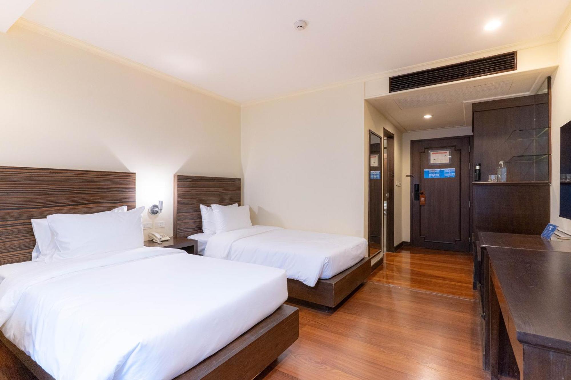 Journeyhub Sukhumvit 26, Bangkok - Formerly St James Hotel Bagian luar foto