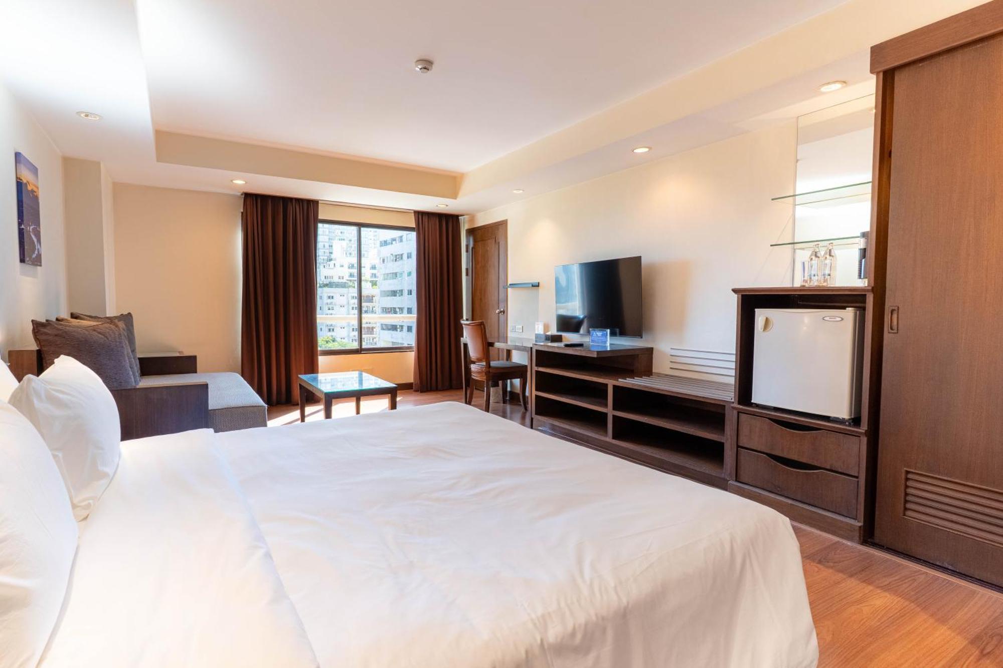 Journeyhub Sukhumvit 26, Bangkok - Formerly St James Hotel Bagian luar foto