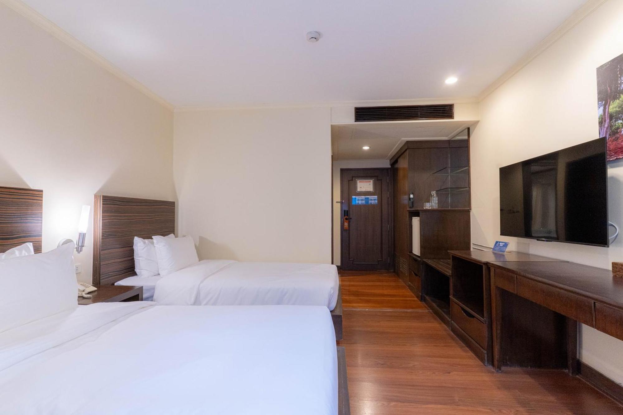 Journeyhub Sukhumvit 26, Bangkok - Formerly St James Hotel Bagian luar foto