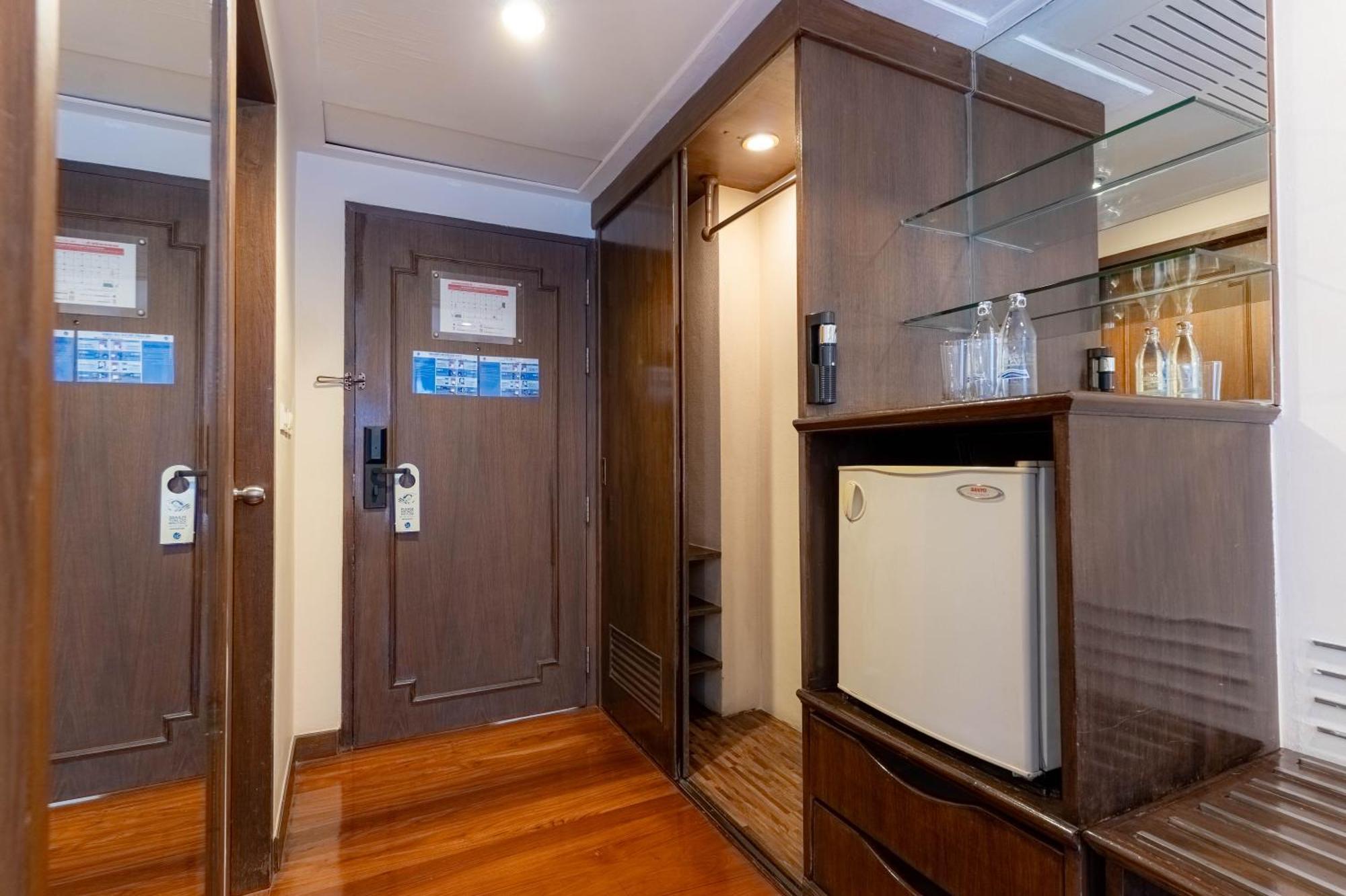 Journeyhub Sukhumvit 26, Bangkok - Formerly St James Hotel Bagian luar foto
