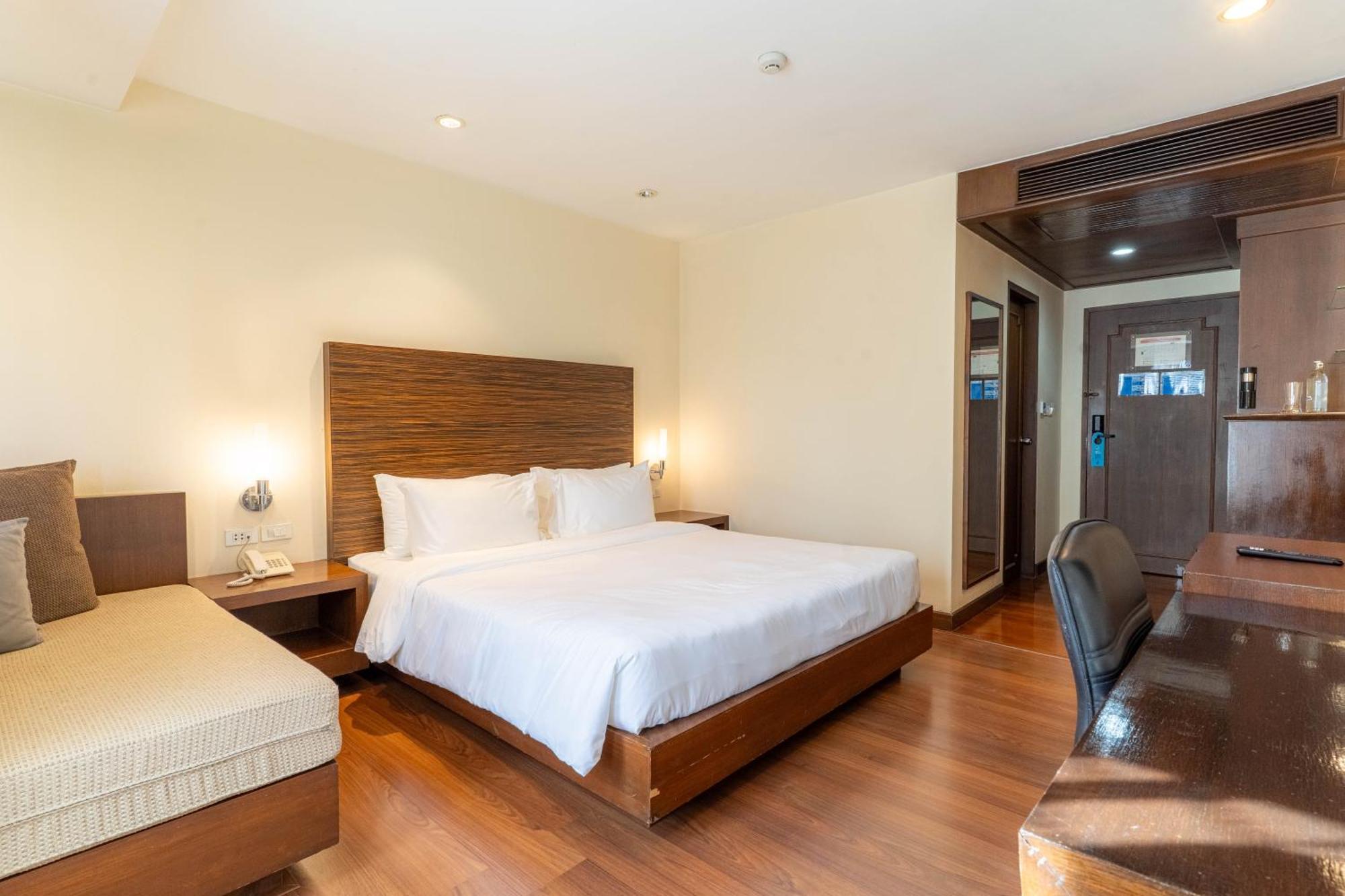 Journeyhub Sukhumvit 26, Bangkok - Formerly St James Hotel Bagian luar foto