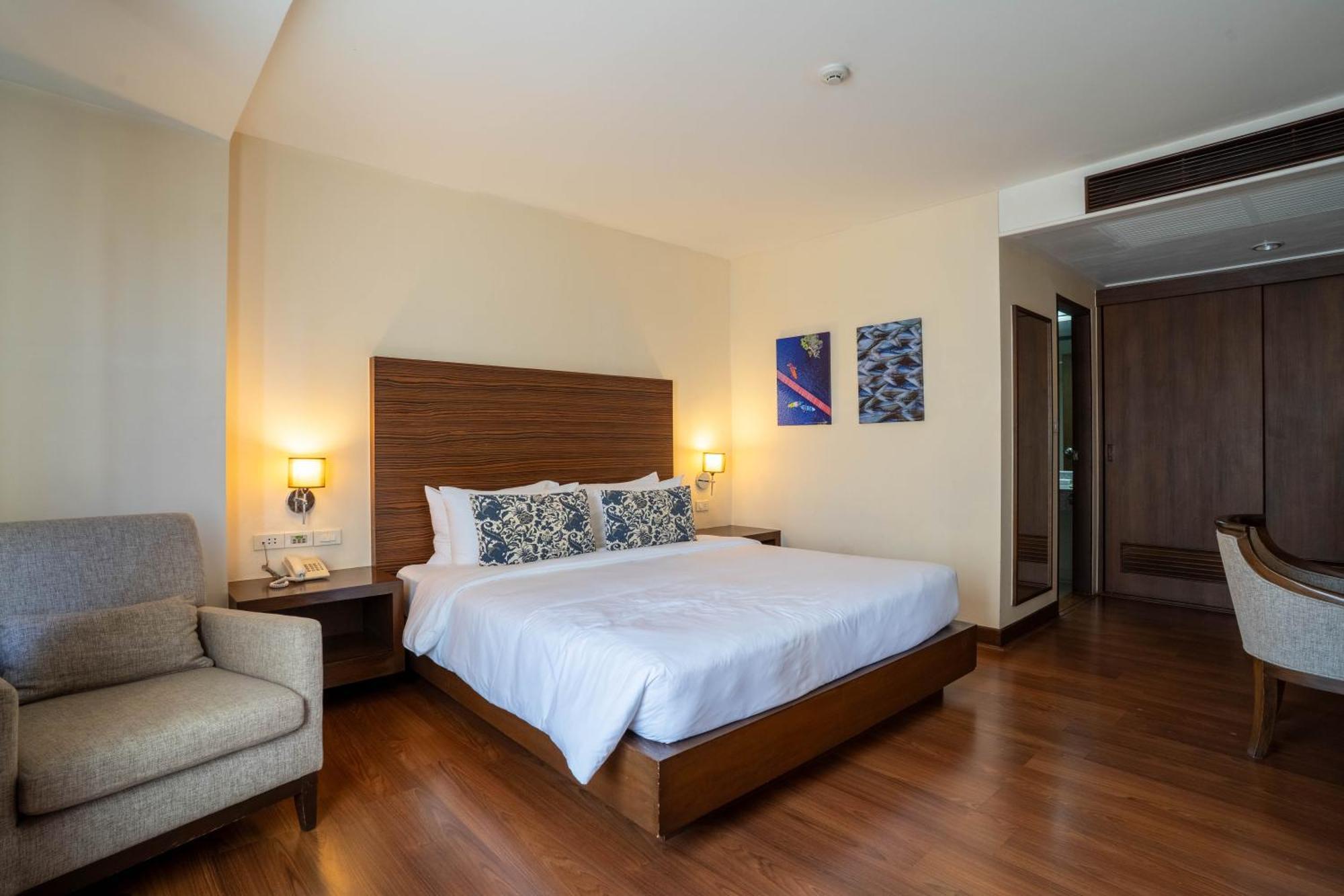 Journeyhub Sukhumvit 26, Bangkok - Formerly St James Hotel Bagian luar foto