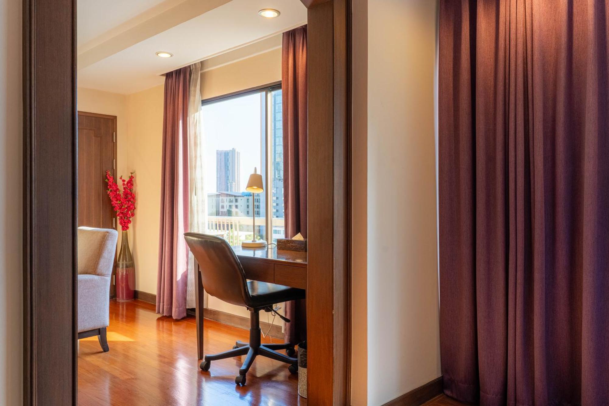Journeyhub Sukhumvit 26, Bangkok - Formerly St James Hotel Bagian luar foto
