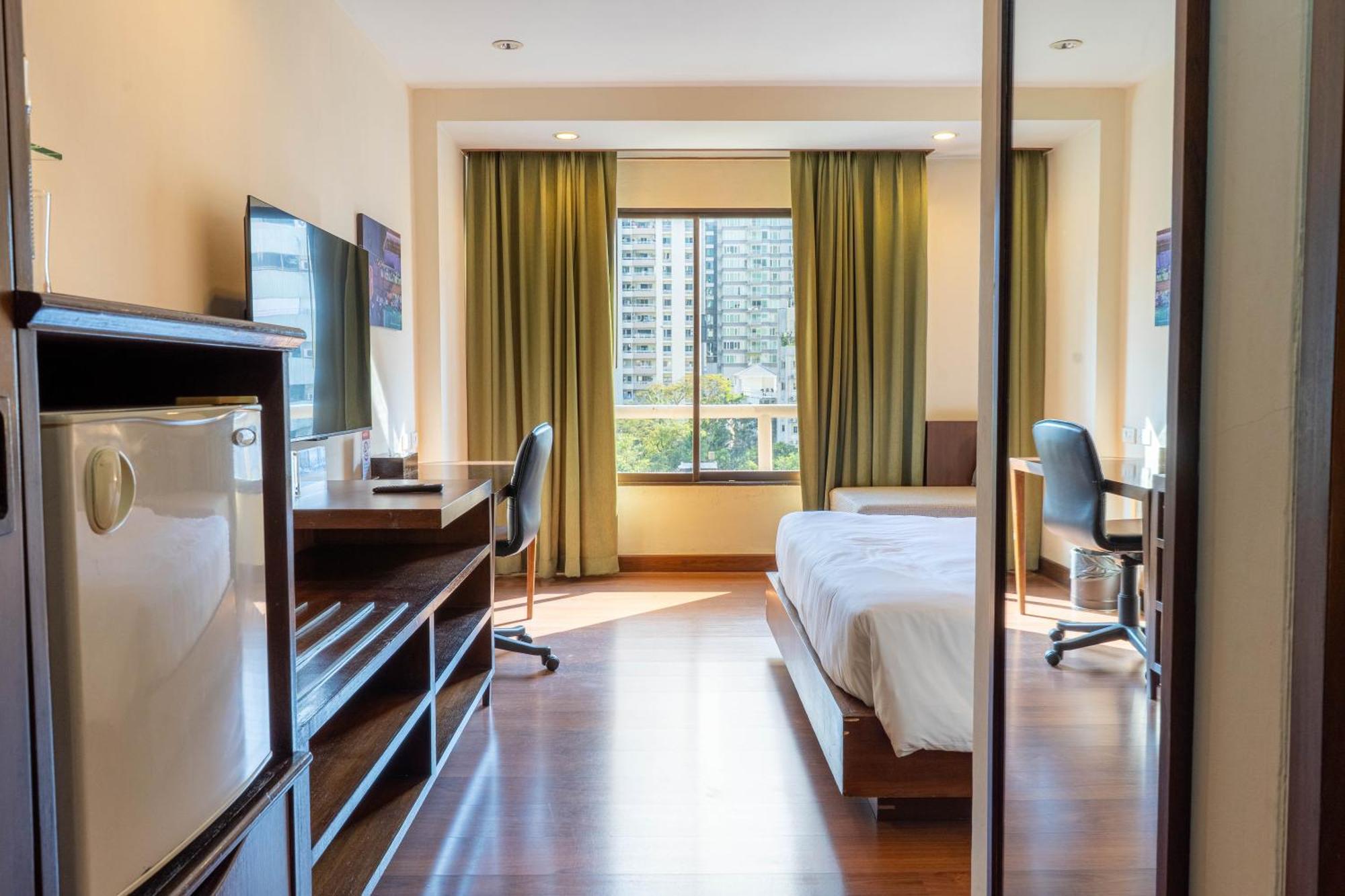 Journeyhub Sukhumvit 26, Bangkok - Formerly St James Hotel Bagian luar foto