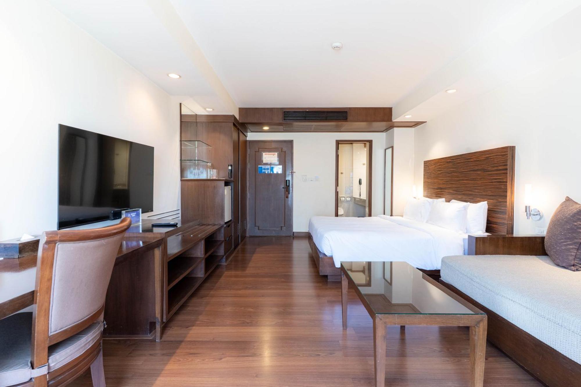 Journeyhub Sukhumvit 26, Bangkok - Formerly St James Hotel Bagian luar foto