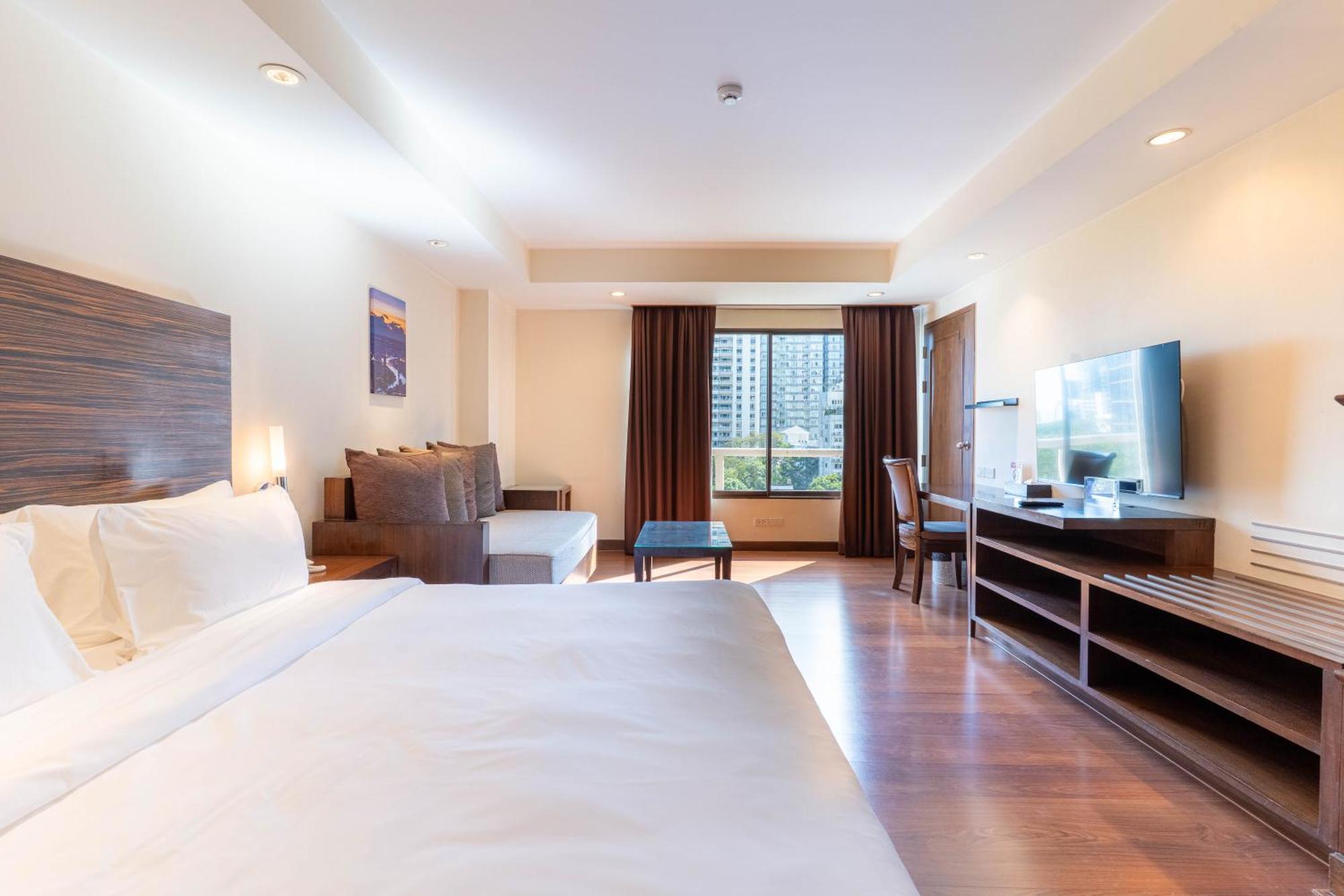 Journeyhub Sukhumvit 26, Bangkok - Formerly St James Hotel Bagian luar foto