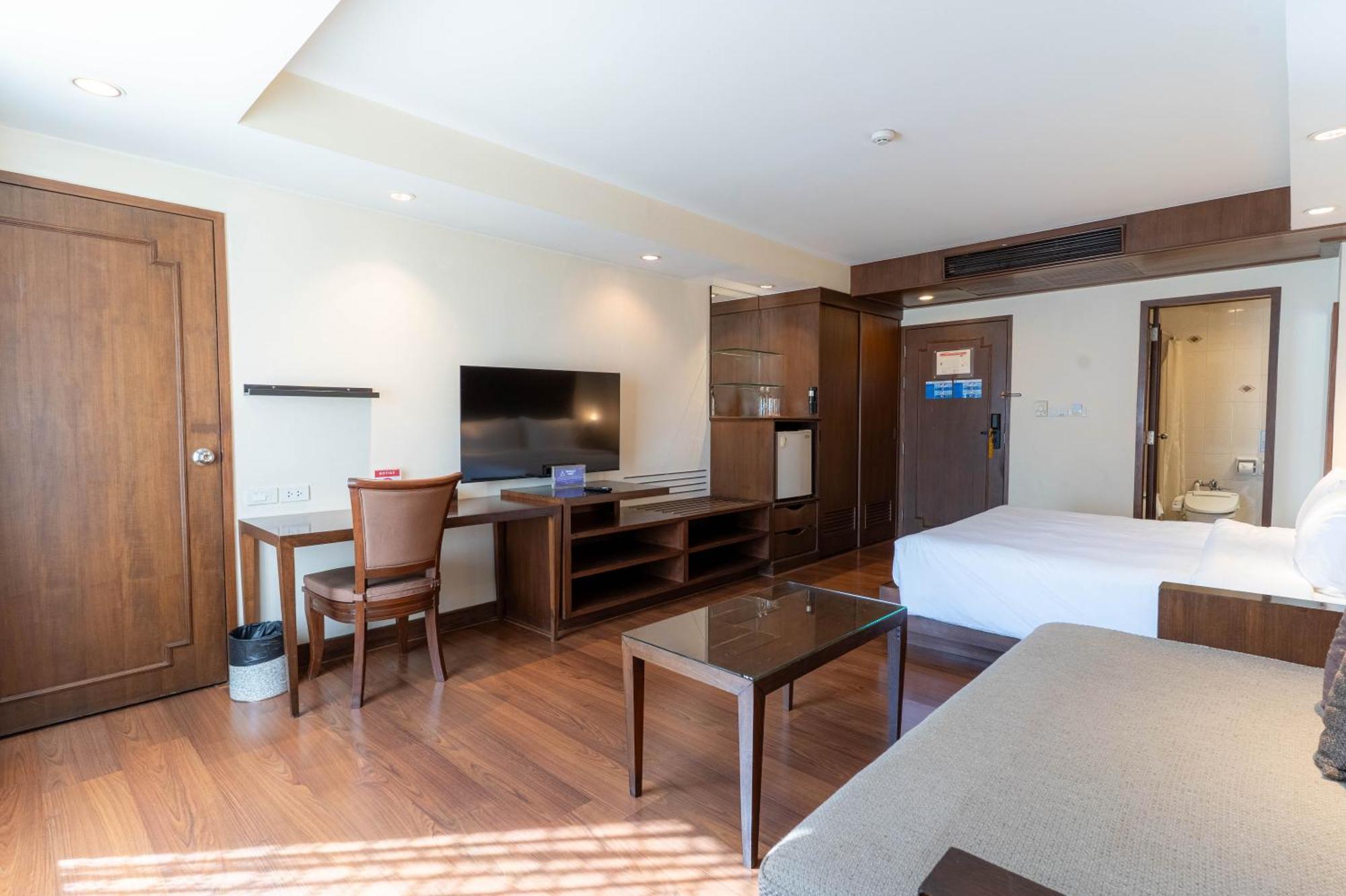 Journeyhub Sukhumvit 26, Bangkok - Formerly St James Hotel Bagian luar foto