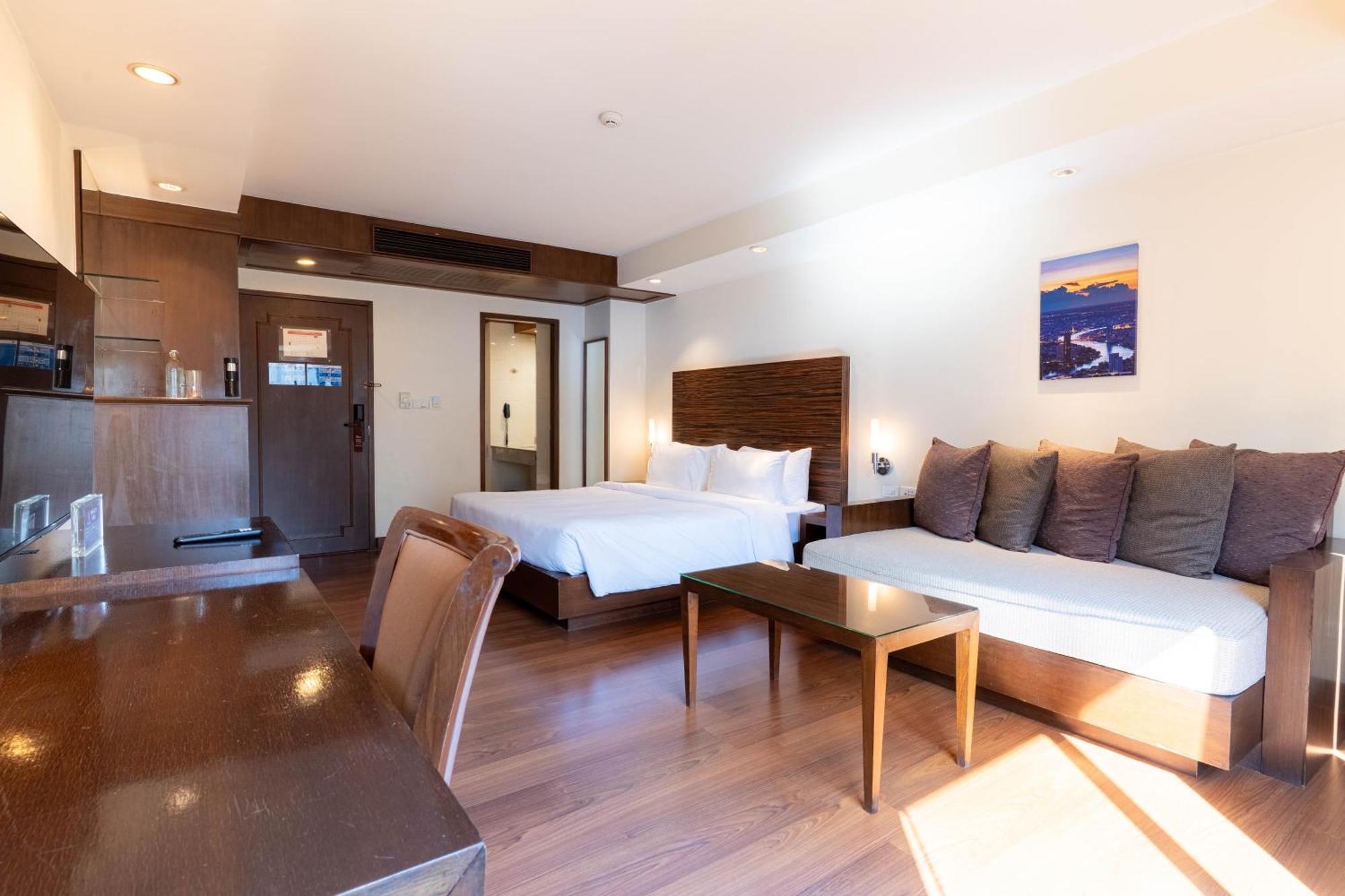 Journeyhub Sukhumvit 26, Bangkok - Formerly St James Hotel Bagian luar foto