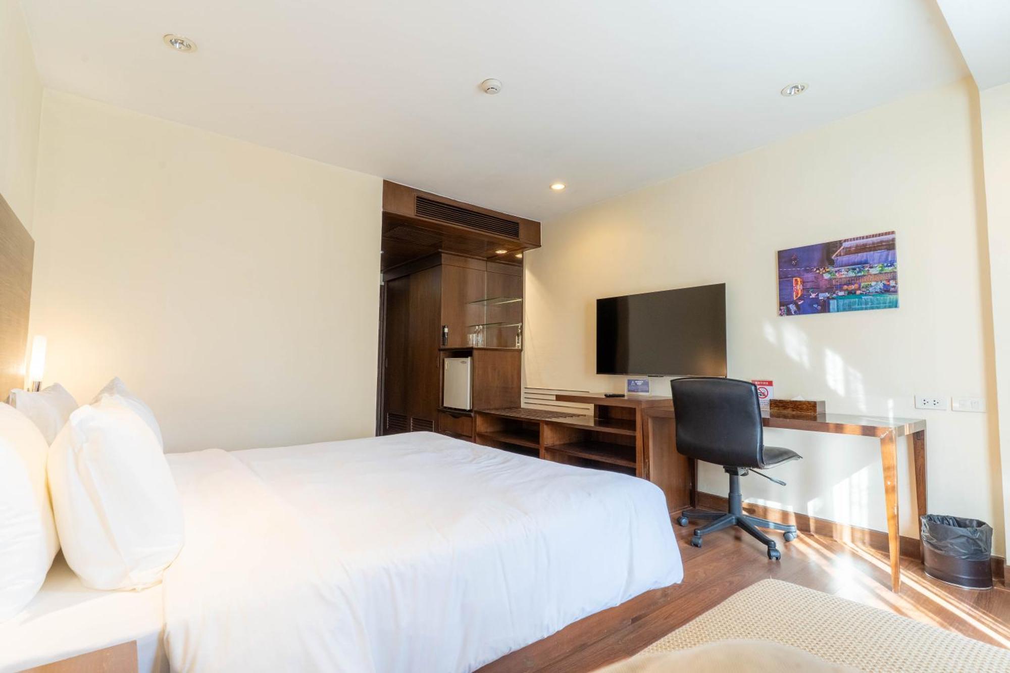 Journeyhub Sukhumvit 26, Bangkok - Formerly St James Hotel Bagian luar foto