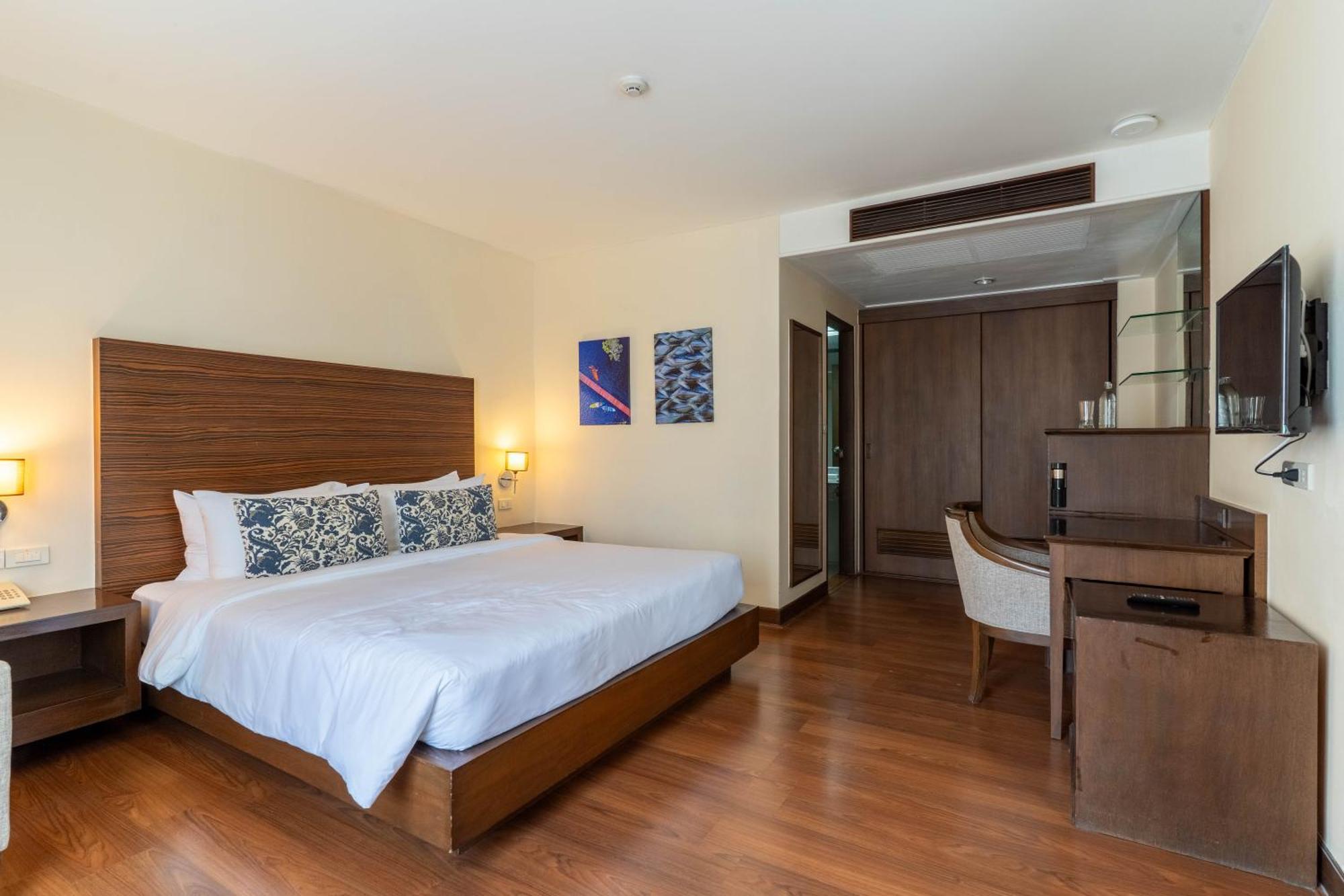 Journeyhub Sukhumvit 26, Bangkok - Formerly St James Hotel Bagian luar foto