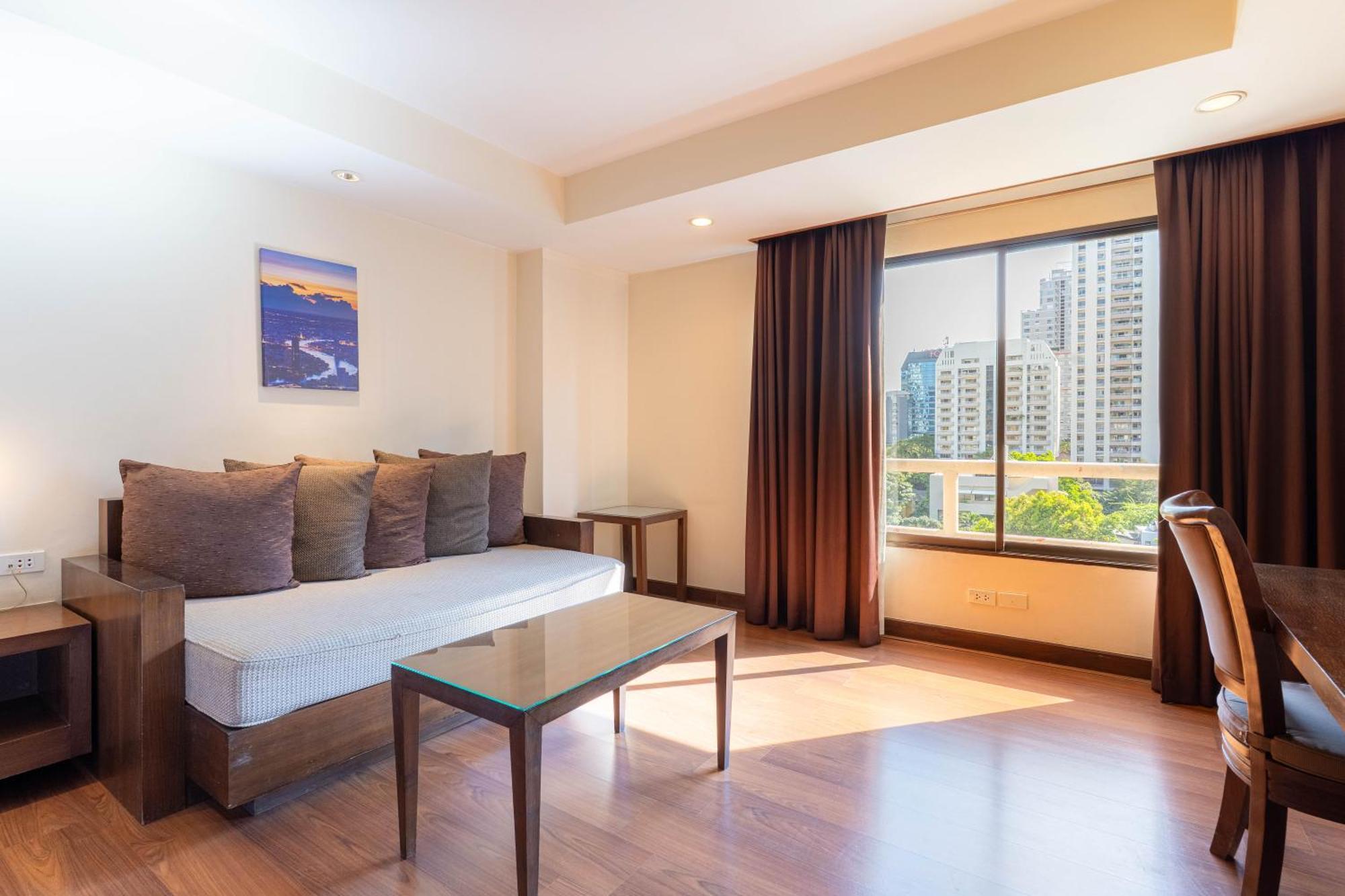 Journeyhub Sukhumvit 26, Bangkok - Formerly St James Hotel Bagian luar foto