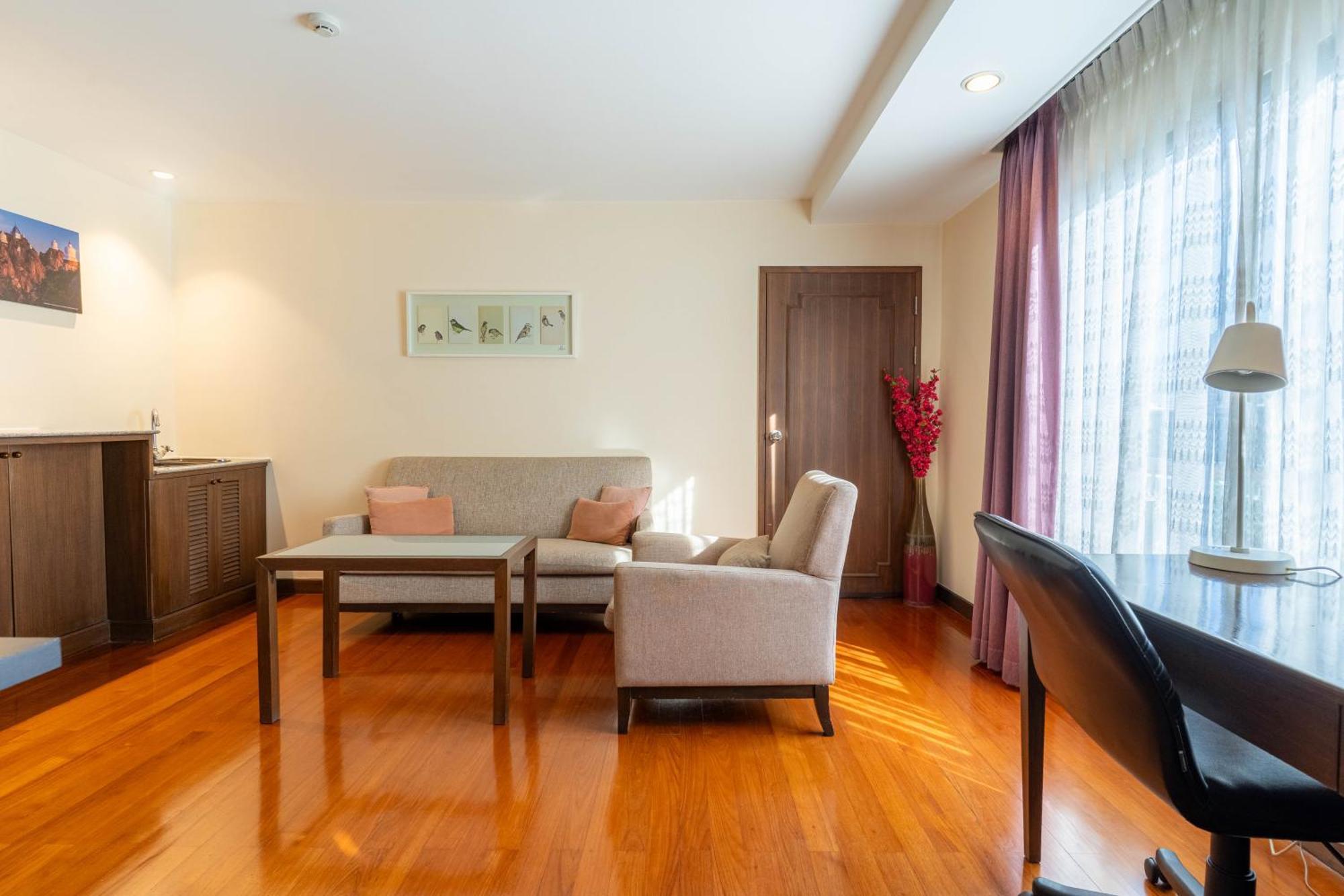 Journeyhub Sukhumvit 26, Bangkok - Formerly St James Hotel Bagian luar foto