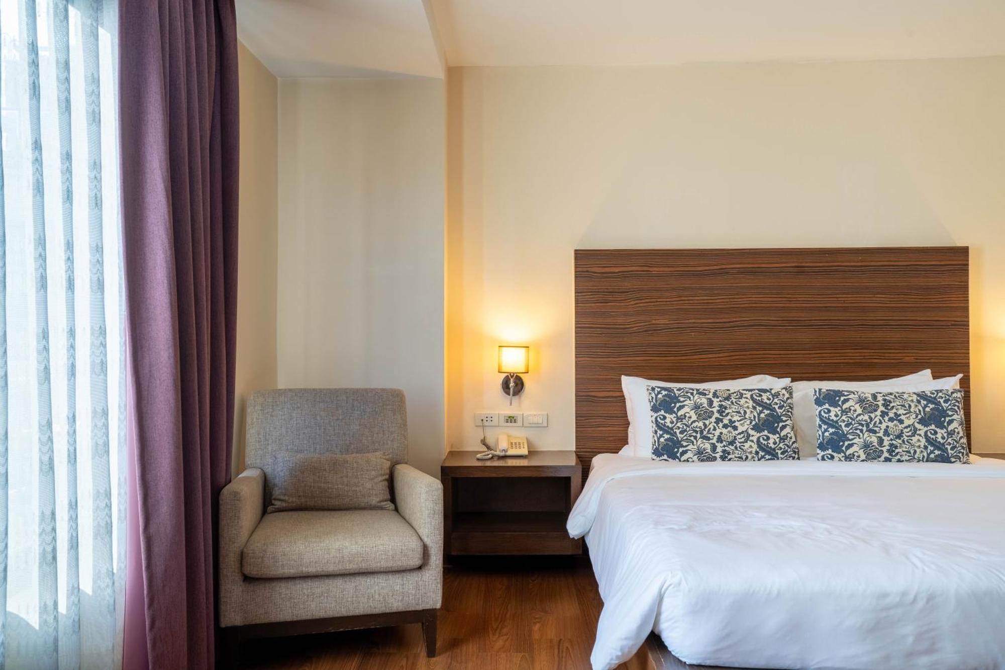 Journeyhub Sukhumvit 26, Bangkok - Formerly St James Hotel Bagian luar foto