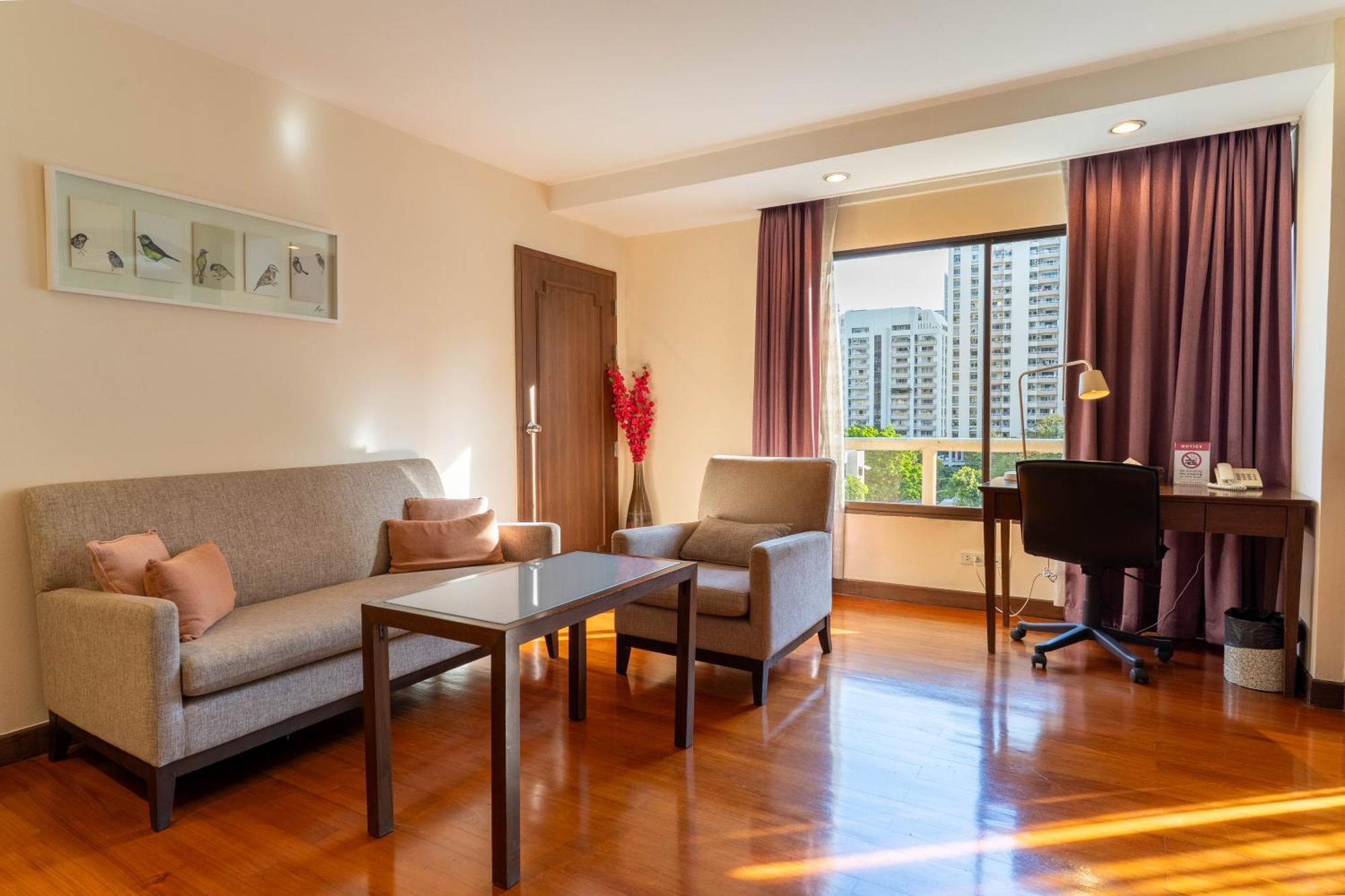Journeyhub Sukhumvit 26, Bangkok - Formerly St James Hotel Bagian luar foto
