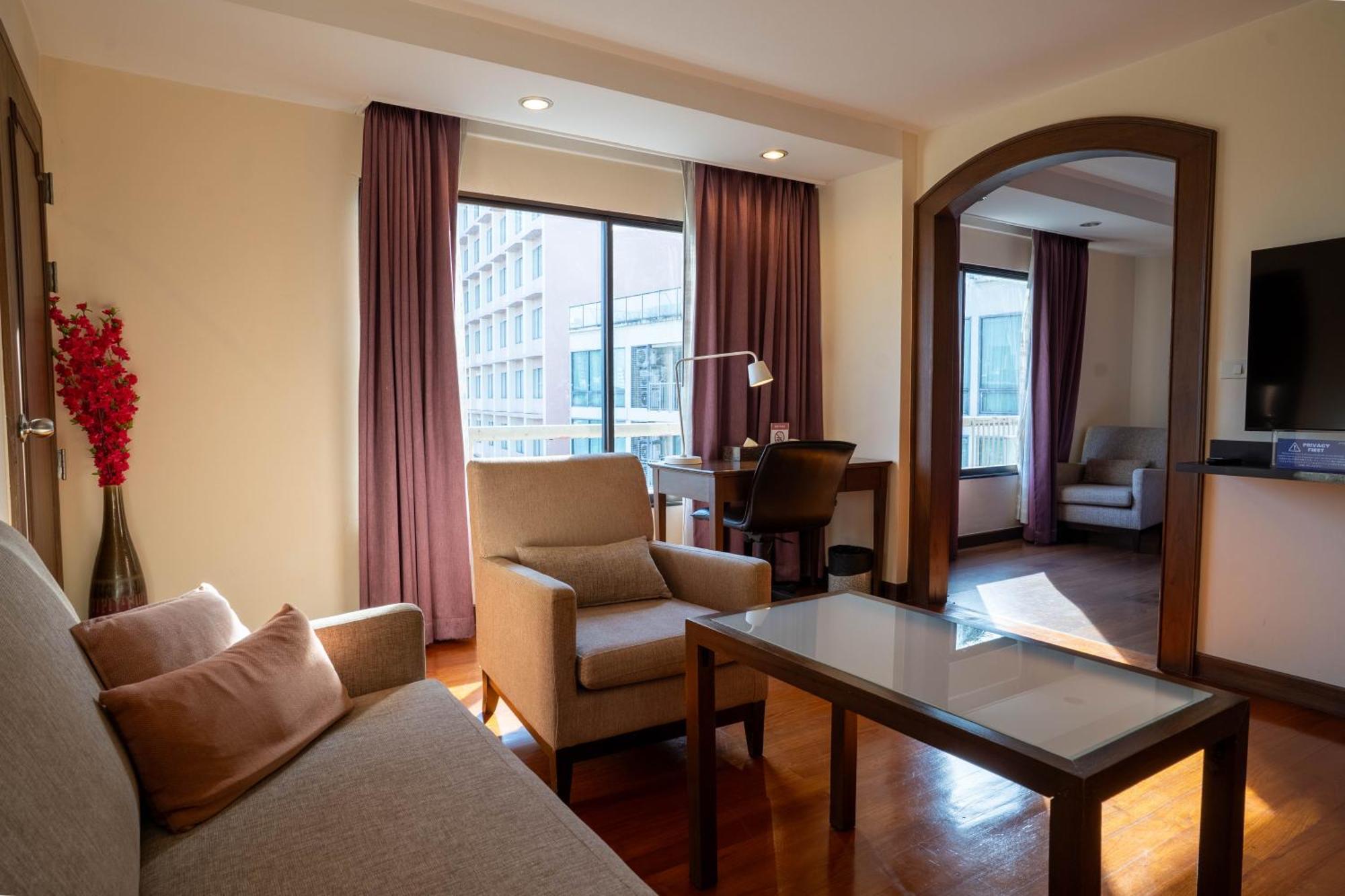 Journeyhub Sukhumvit 26, Bangkok - Formerly St James Hotel Bagian luar foto