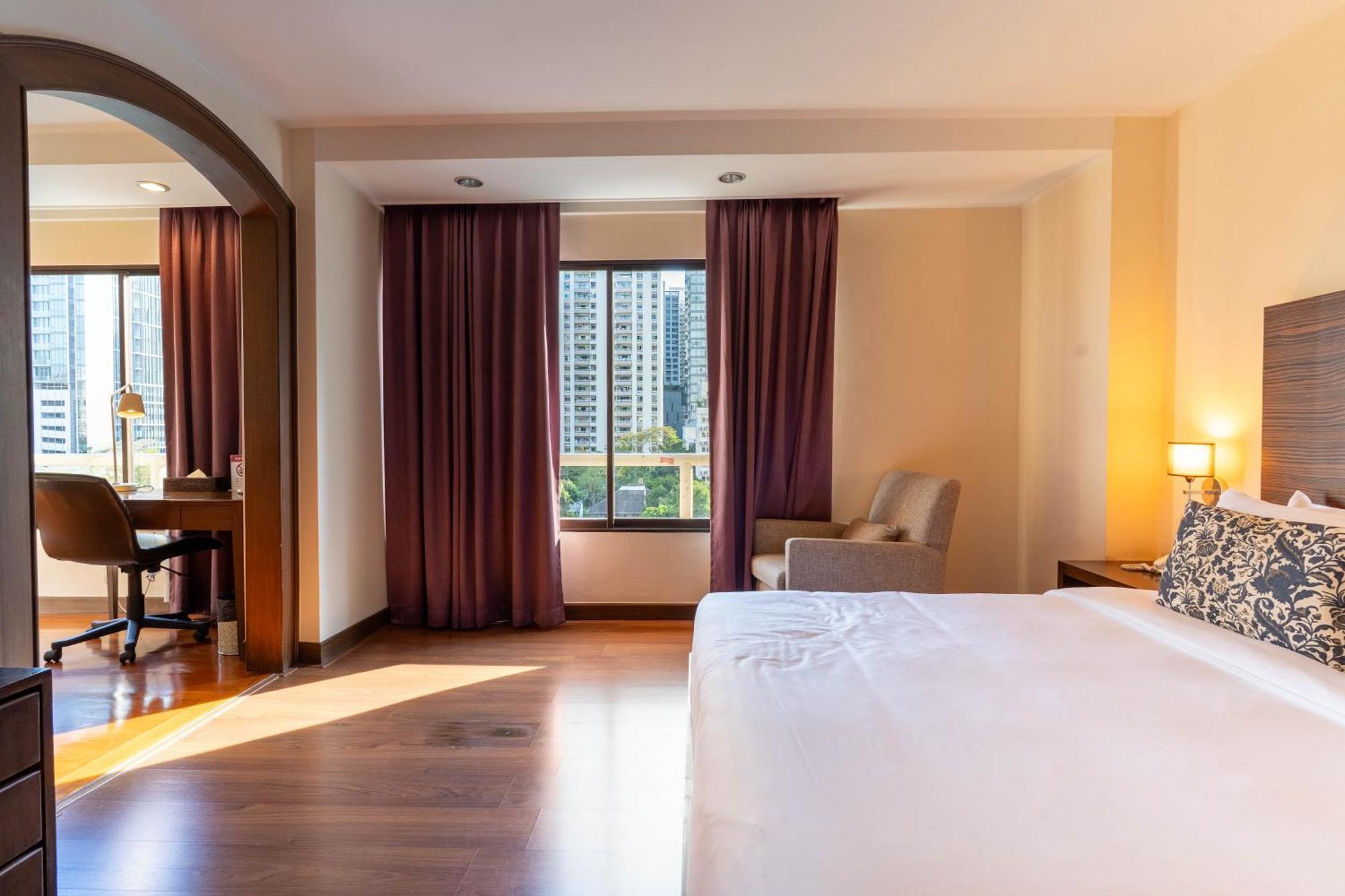 Journeyhub Sukhumvit 26, Bangkok - Formerly St James Hotel Bagian luar foto