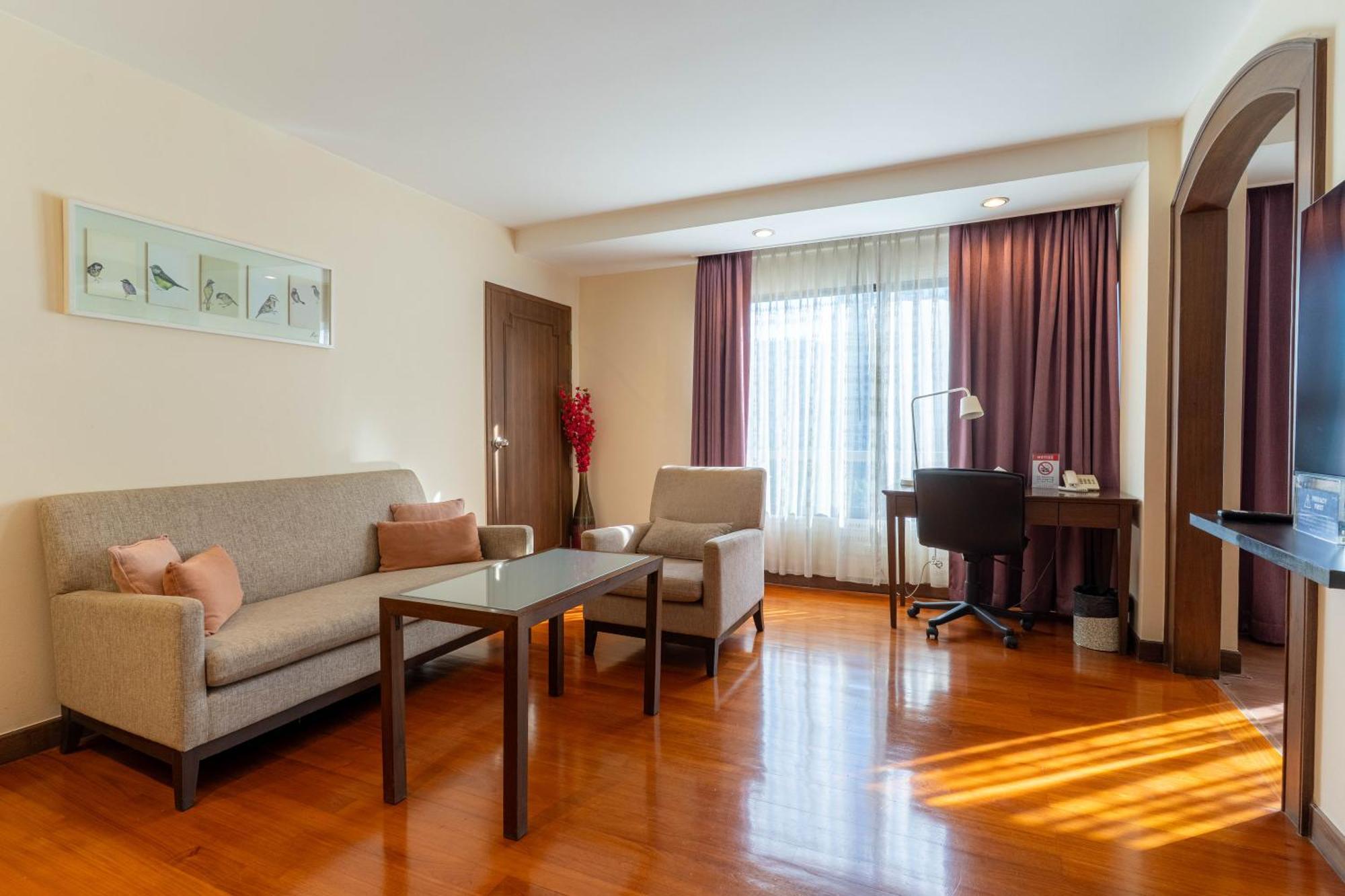 Journeyhub Sukhumvit 26, Bangkok - Formerly St James Hotel Bagian luar foto