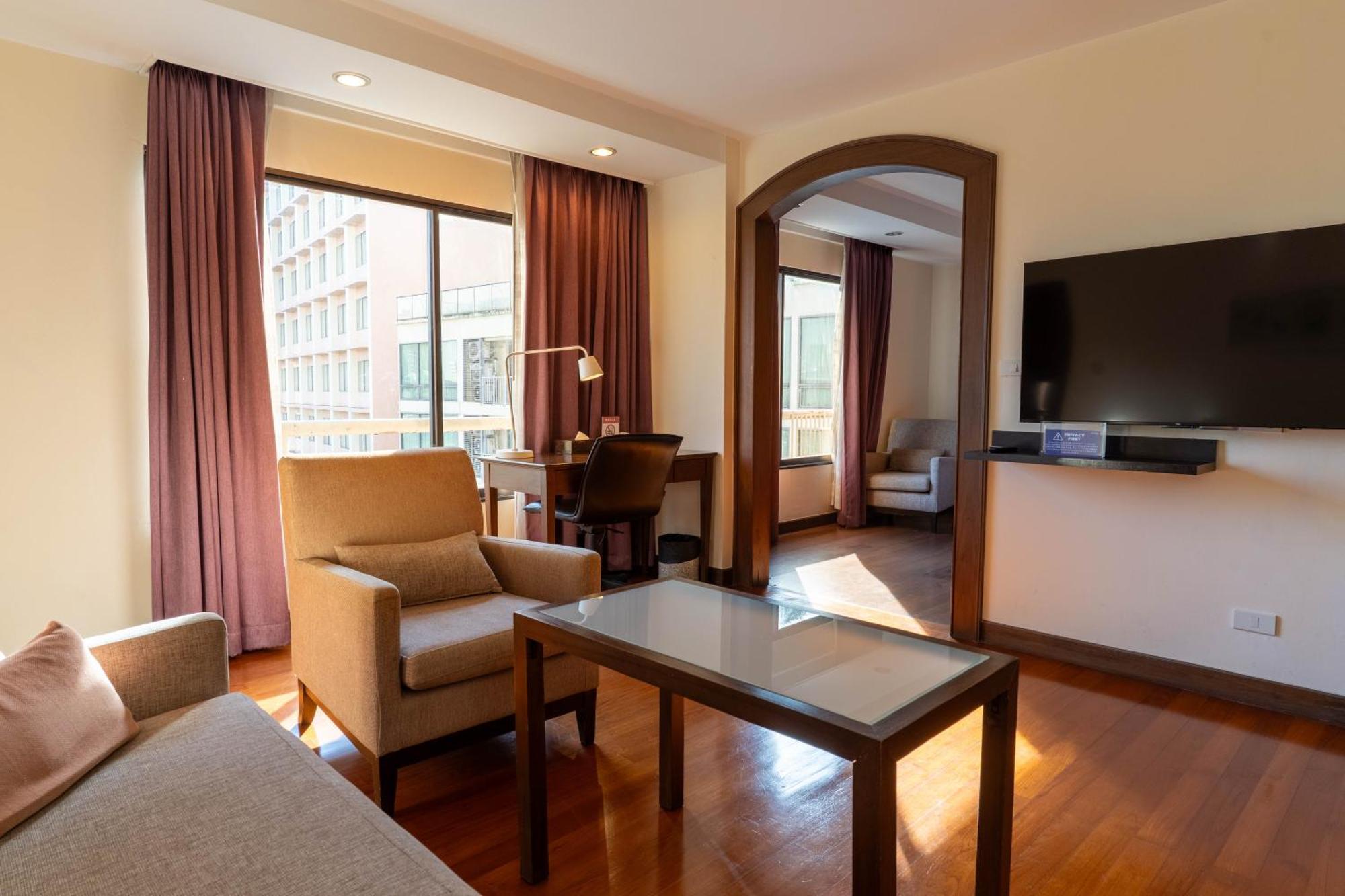Journeyhub Sukhumvit 26, Bangkok - Formerly St James Hotel Bagian luar foto