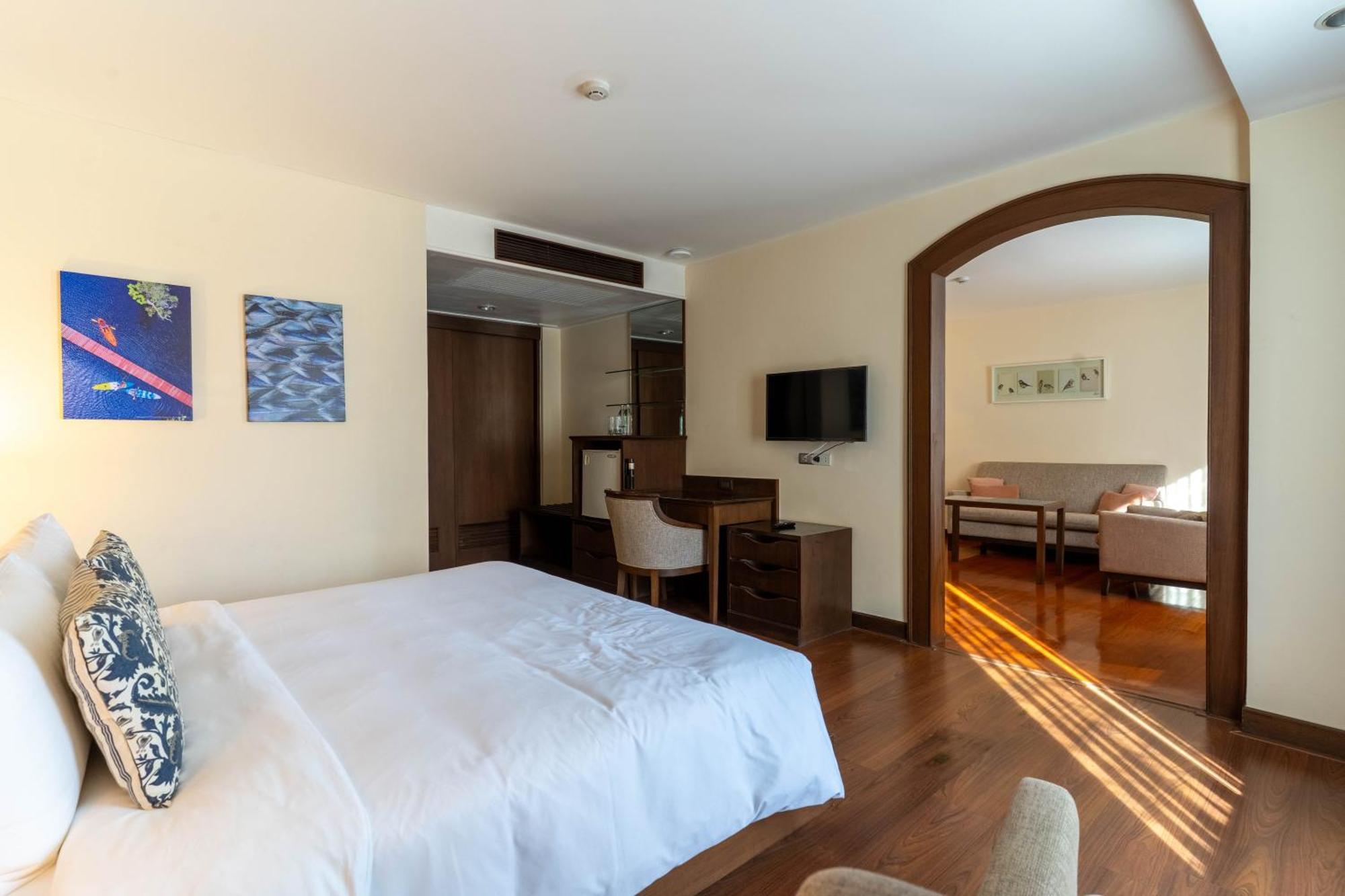 Journeyhub Sukhumvit 26, Bangkok - Formerly St James Hotel Bagian luar foto