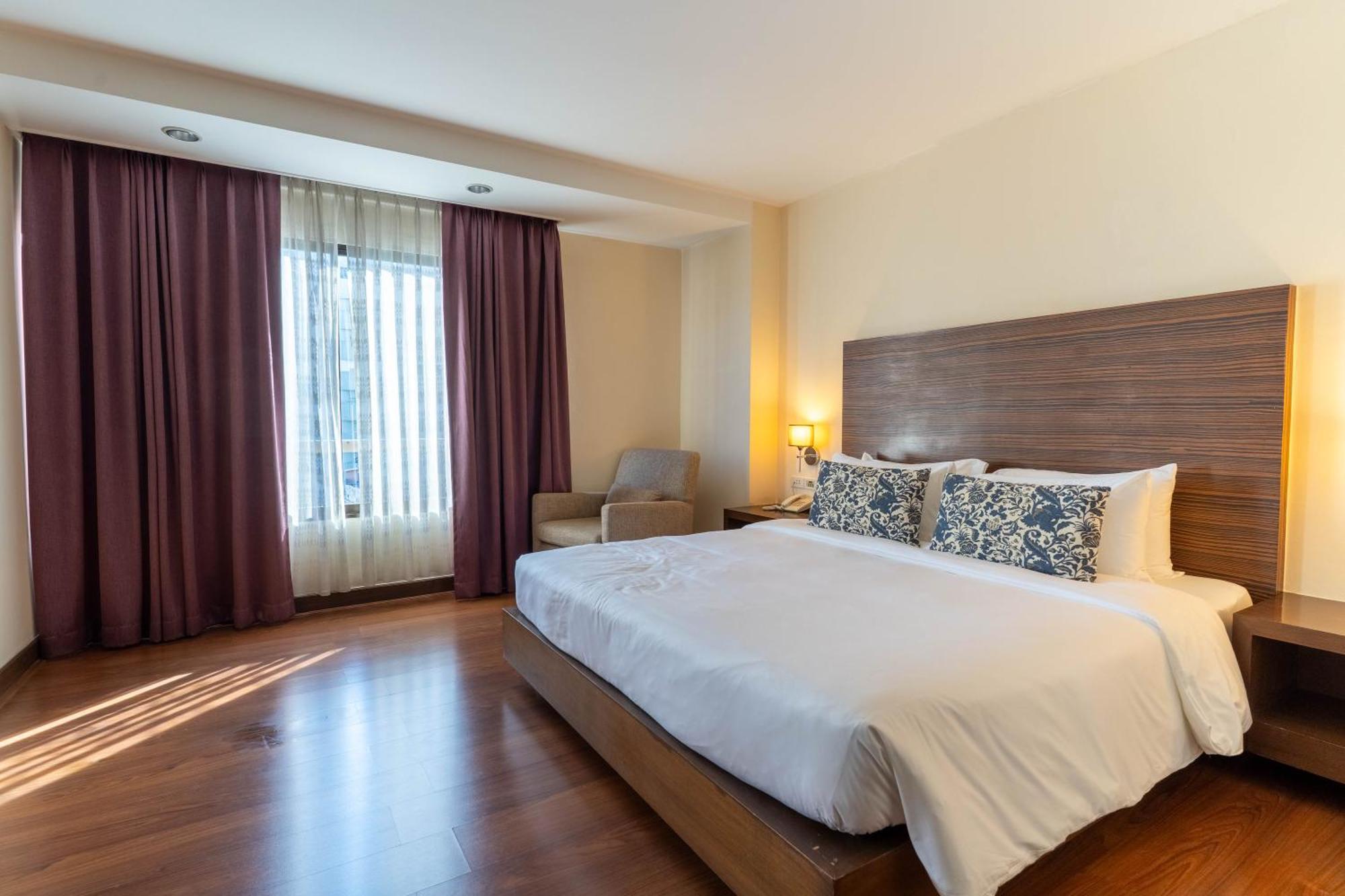 Journeyhub Sukhumvit 26, Bangkok - Formerly St James Hotel Bagian luar foto