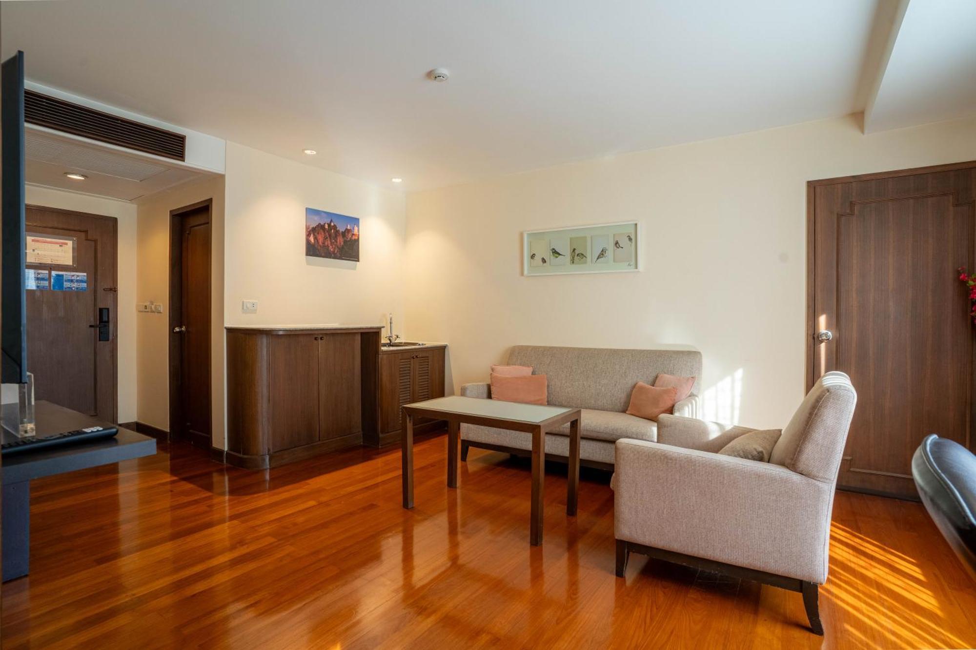 Journeyhub Sukhumvit 26, Bangkok - Formerly St James Hotel Bagian luar foto