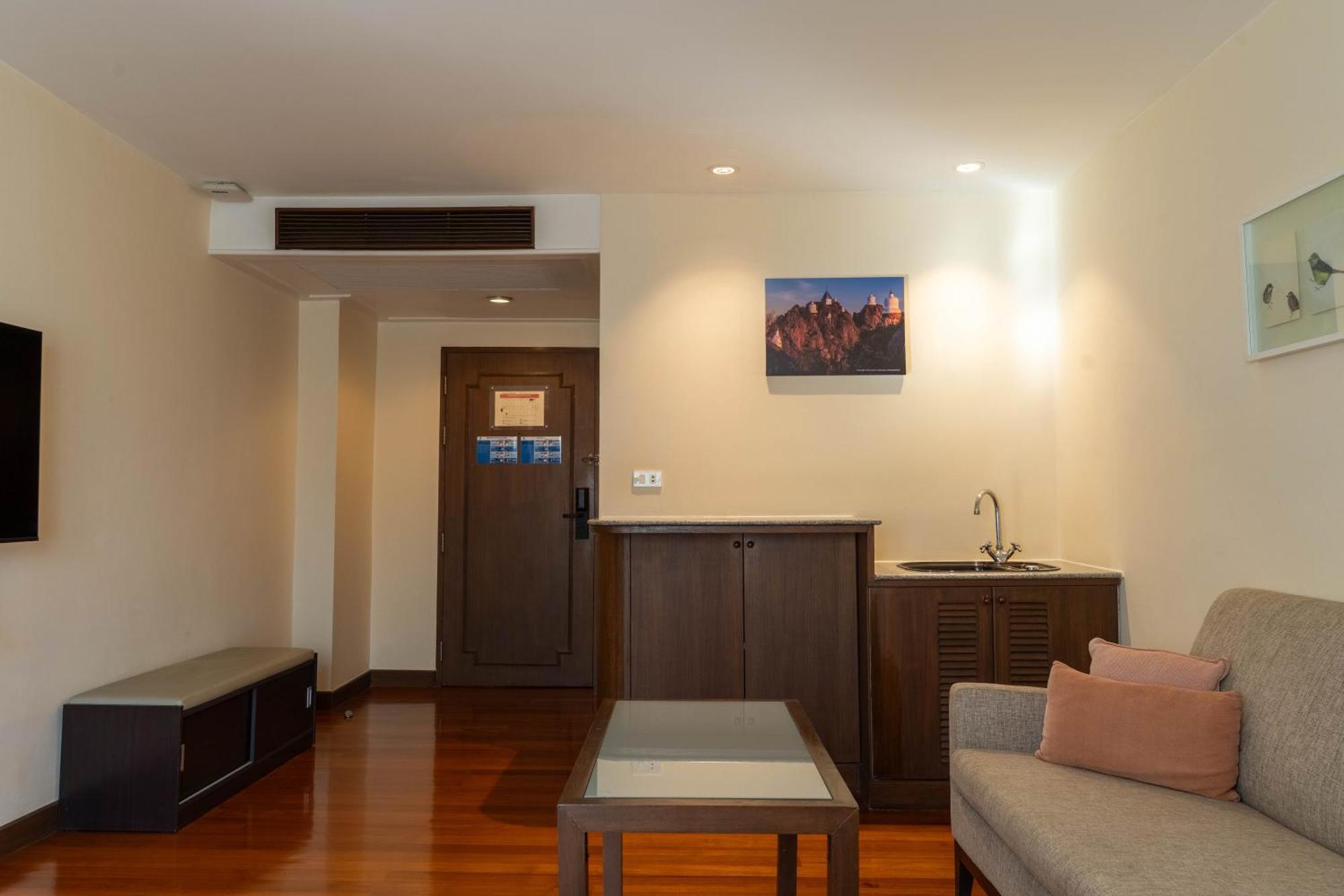 Journeyhub Sukhumvit 26, Bangkok - Formerly St James Hotel Bagian luar foto