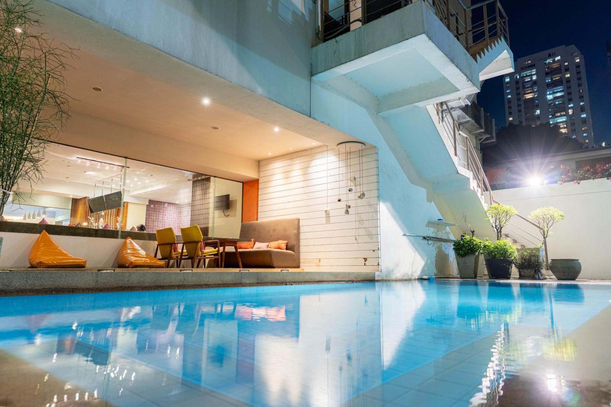 Journeyhub Sukhumvit 26, Bangkok - Formerly St James Hotel Bagian luar foto