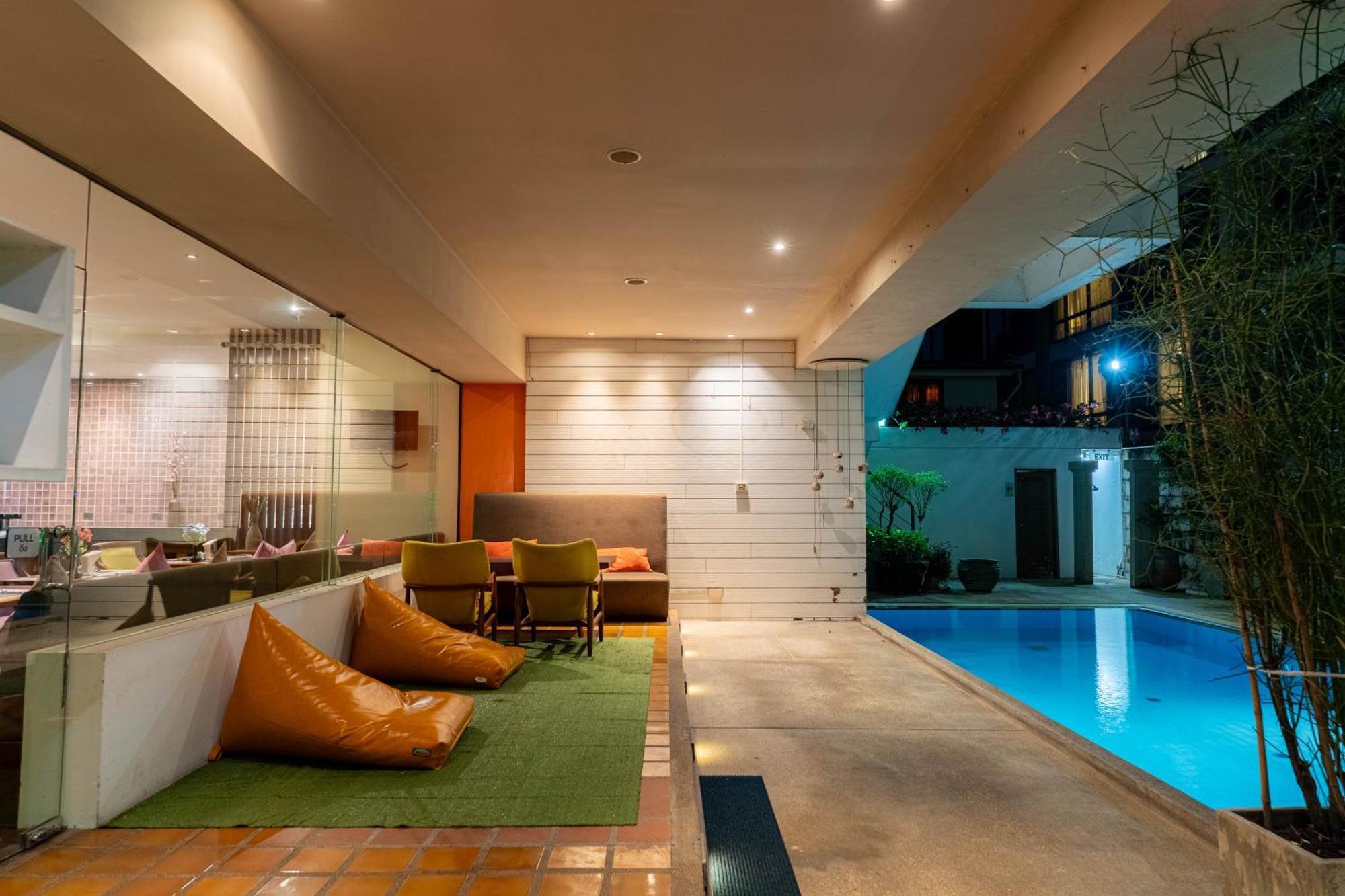 Journeyhub Sukhumvit 26, Bangkok - Formerly St James Hotel Bagian luar foto