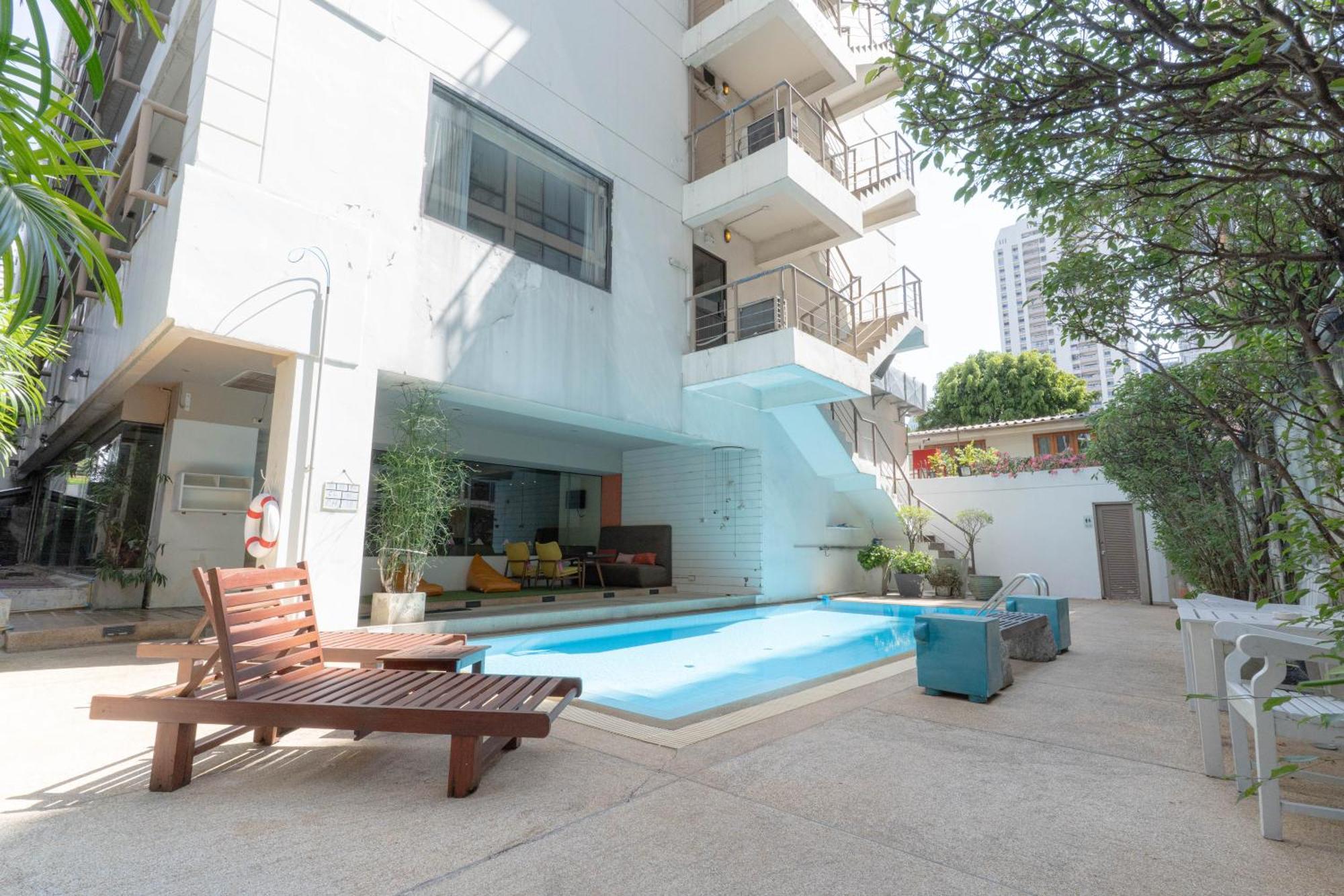 Journeyhub Sukhumvit 26, Bangkok - Formerly St James Hotel Bagian luar foto