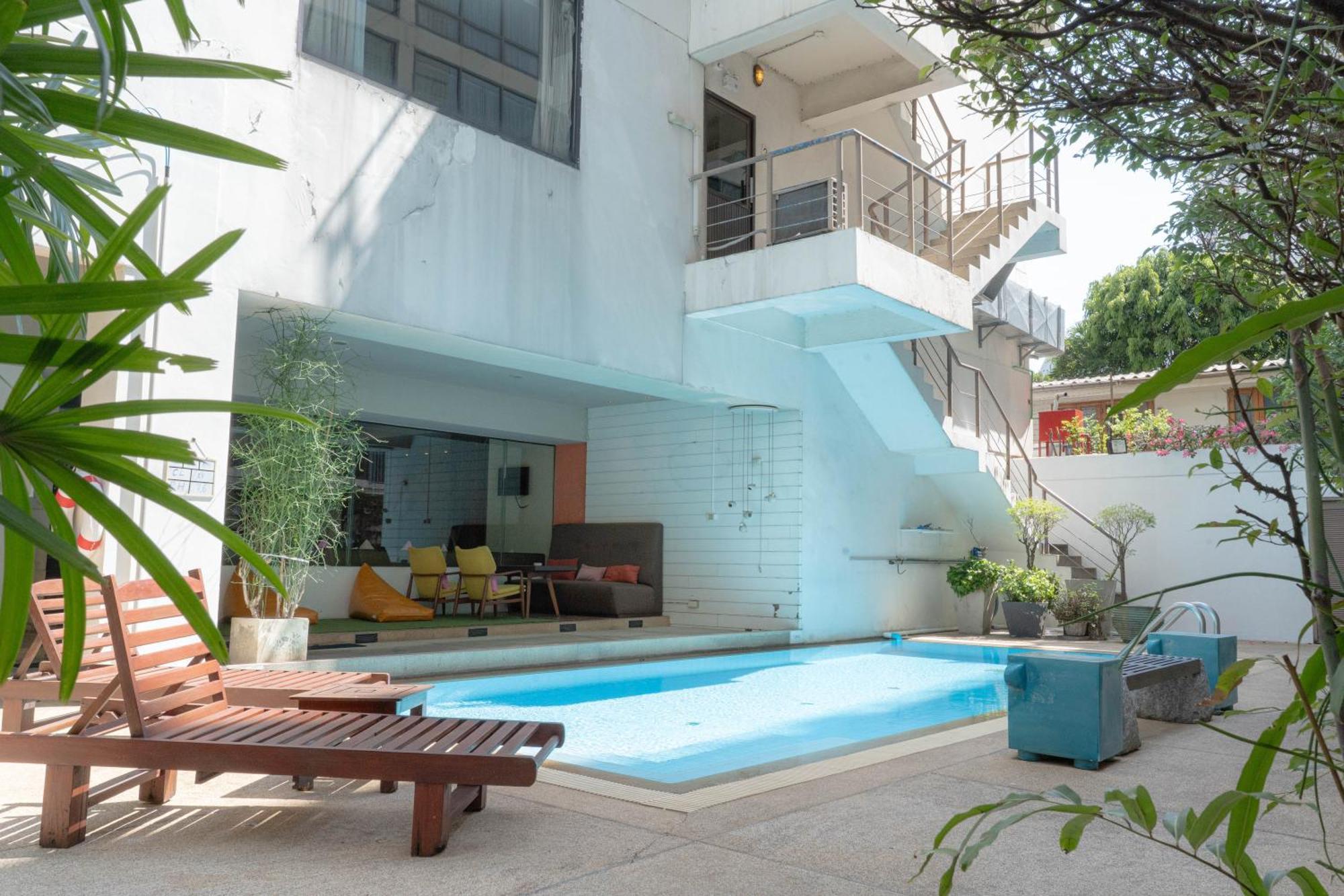 Journeyhub Sukhumvit 26, Bangkok - Formerly St James Hotel Bagian luar foto