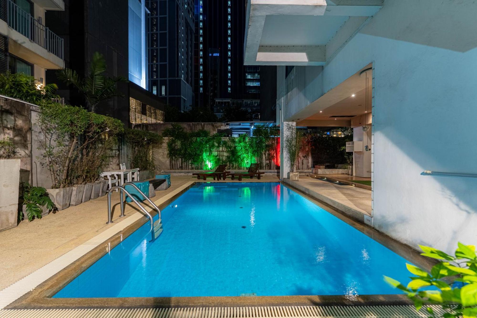 Journeyhub Sukhumvit 26, Bangkok - Formerly St James Hotel Bagian luar foto