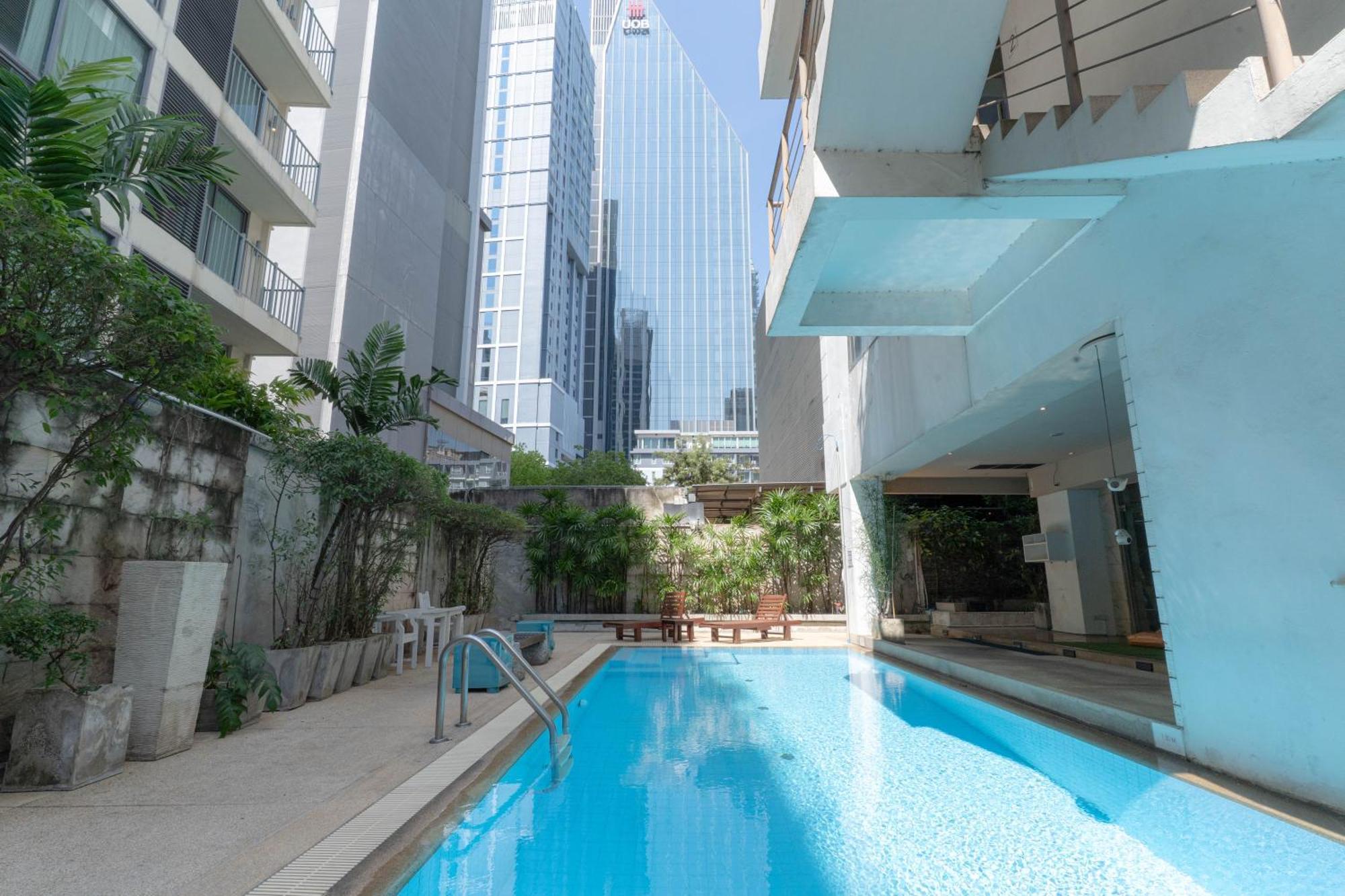 Journeyhub Sukhumvit 26, Bangkok - Formerly St James Hotel Bagian luar foto