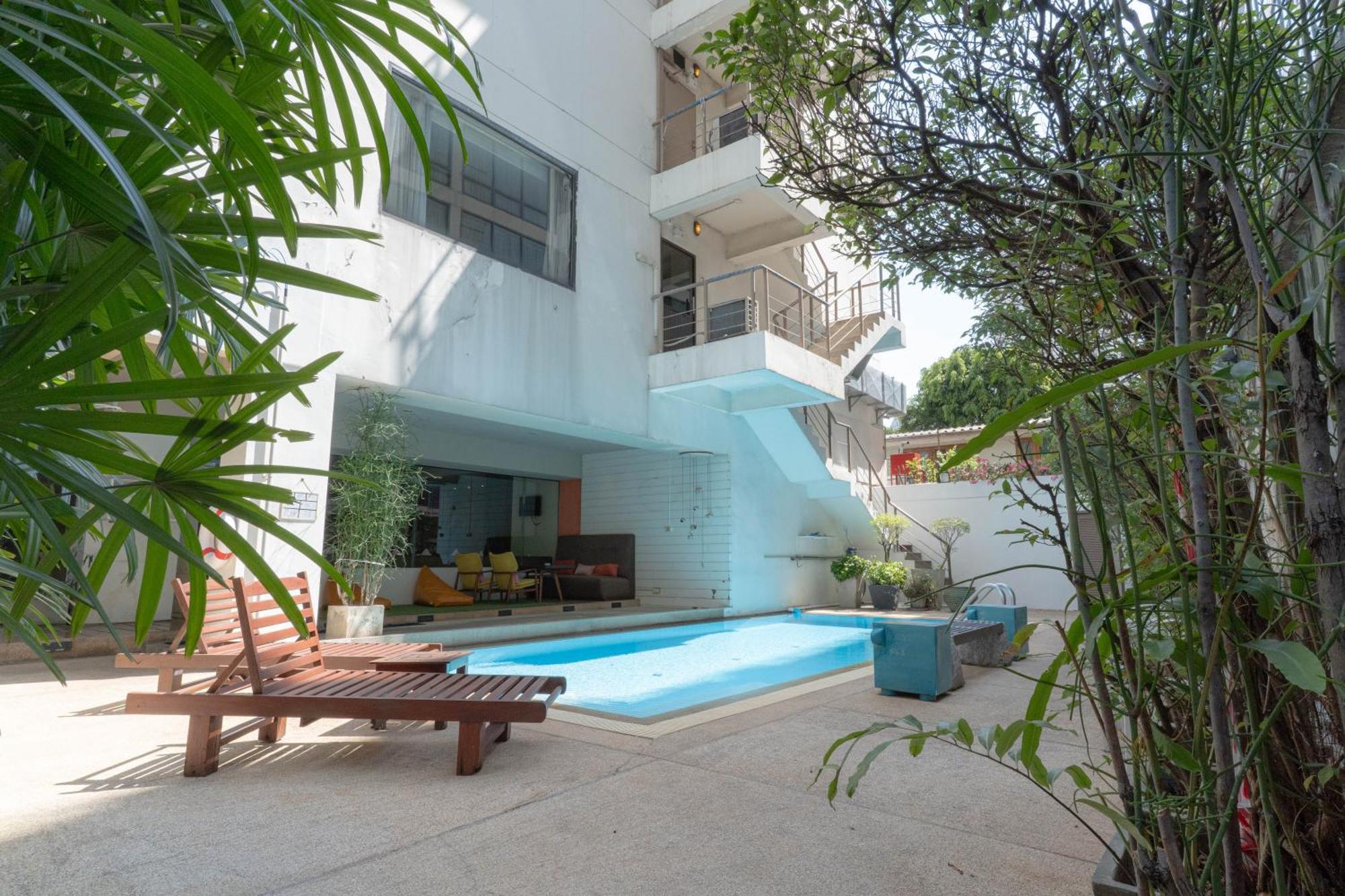 Journeyhub Sukhumvit 26, Bangkok - Formerly St James Hotel Bagian luar foto