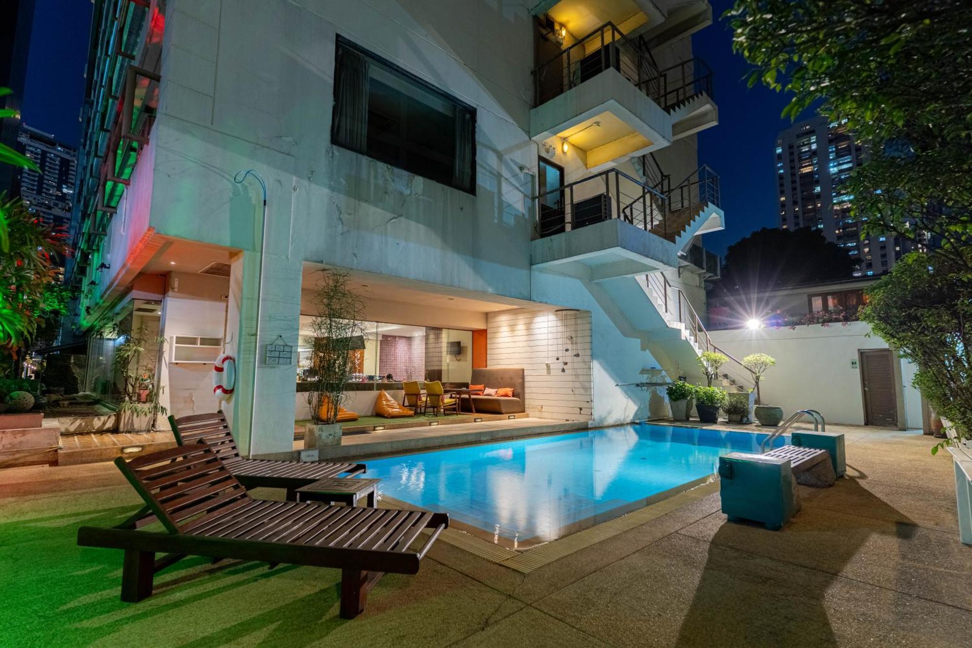 Journeyhub Sukhumvit 26, Bangkok - Formerly St James Hotel Bagian luar foto