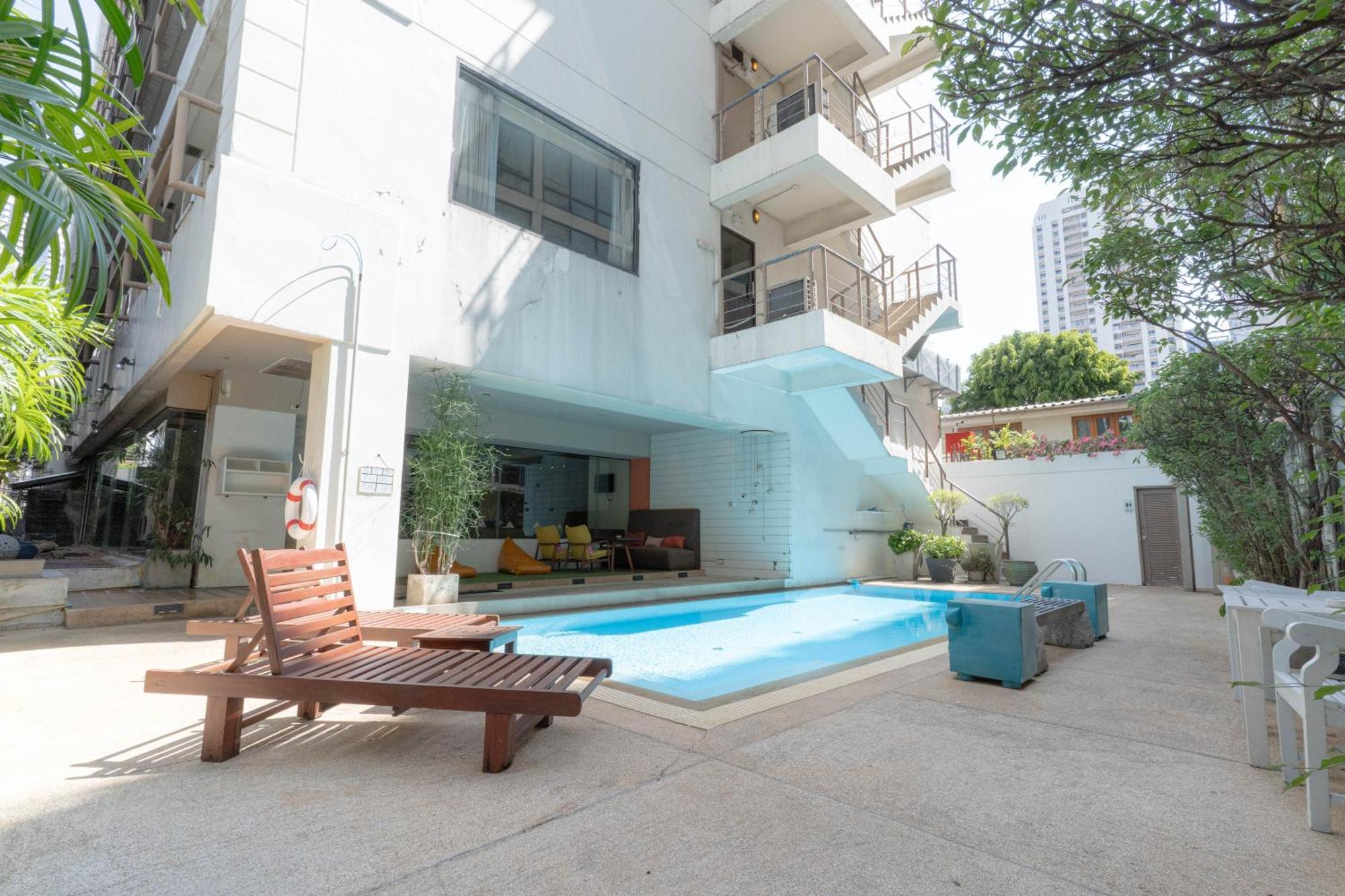 Journeyhub Sukhumvit 26, Bangkok - Formerly St James Hotel Bagian luar foto