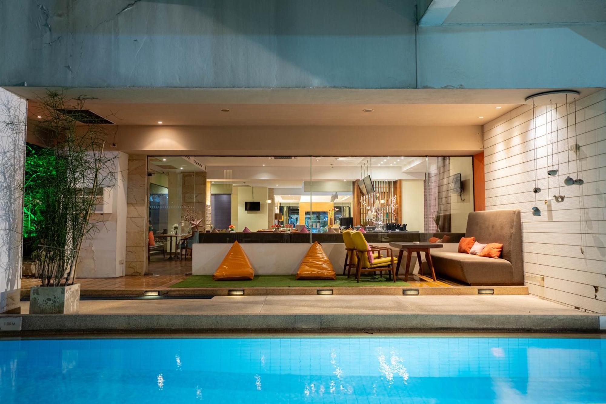 Journeyhub Sukhumvit 26, Bangkok - Formerly St James Hotel Bagian luar foto