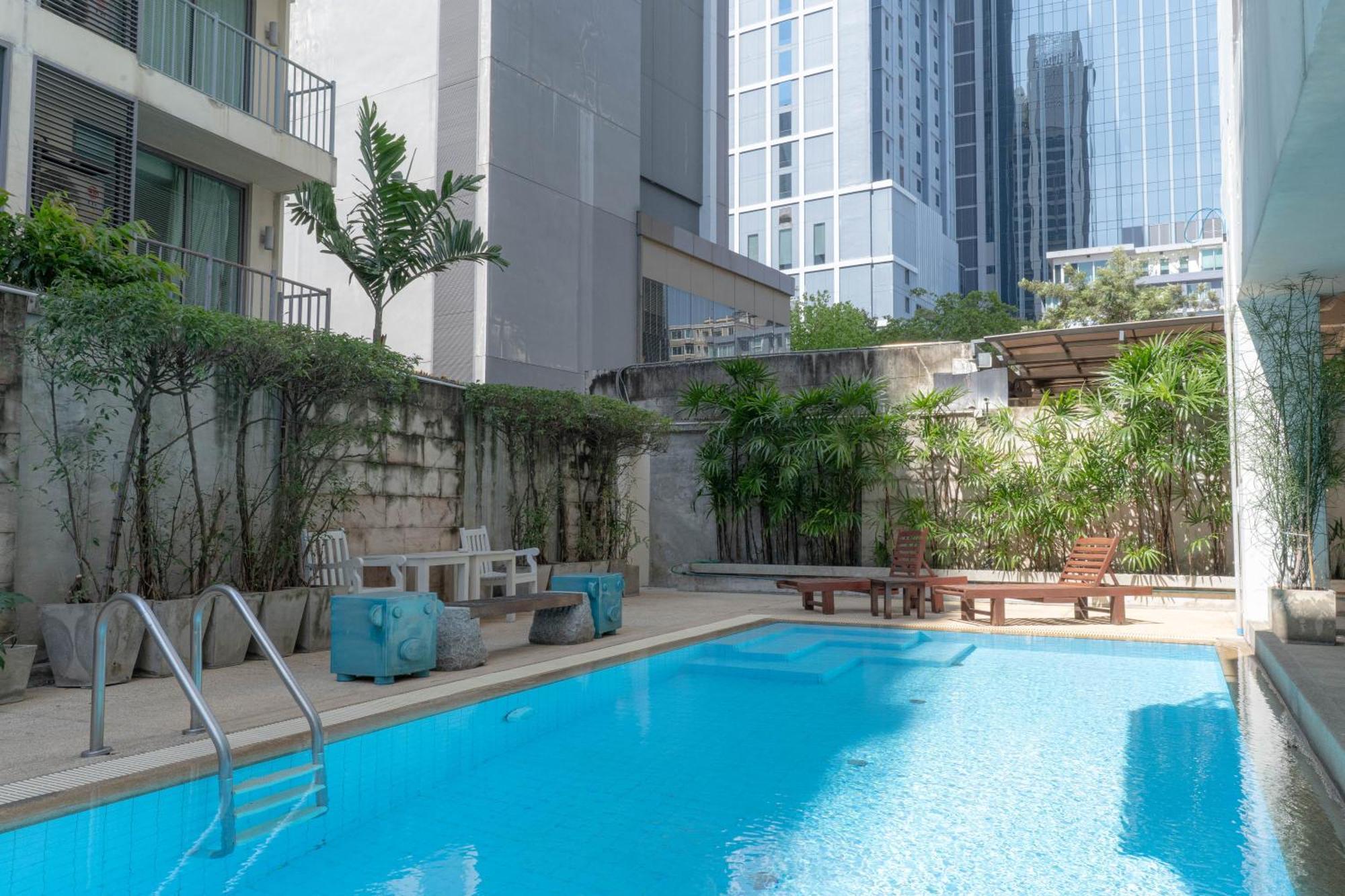 Journeyhub Sukhumvit 26, Bangkok - Formerly St James Hotel Bagian luar foto