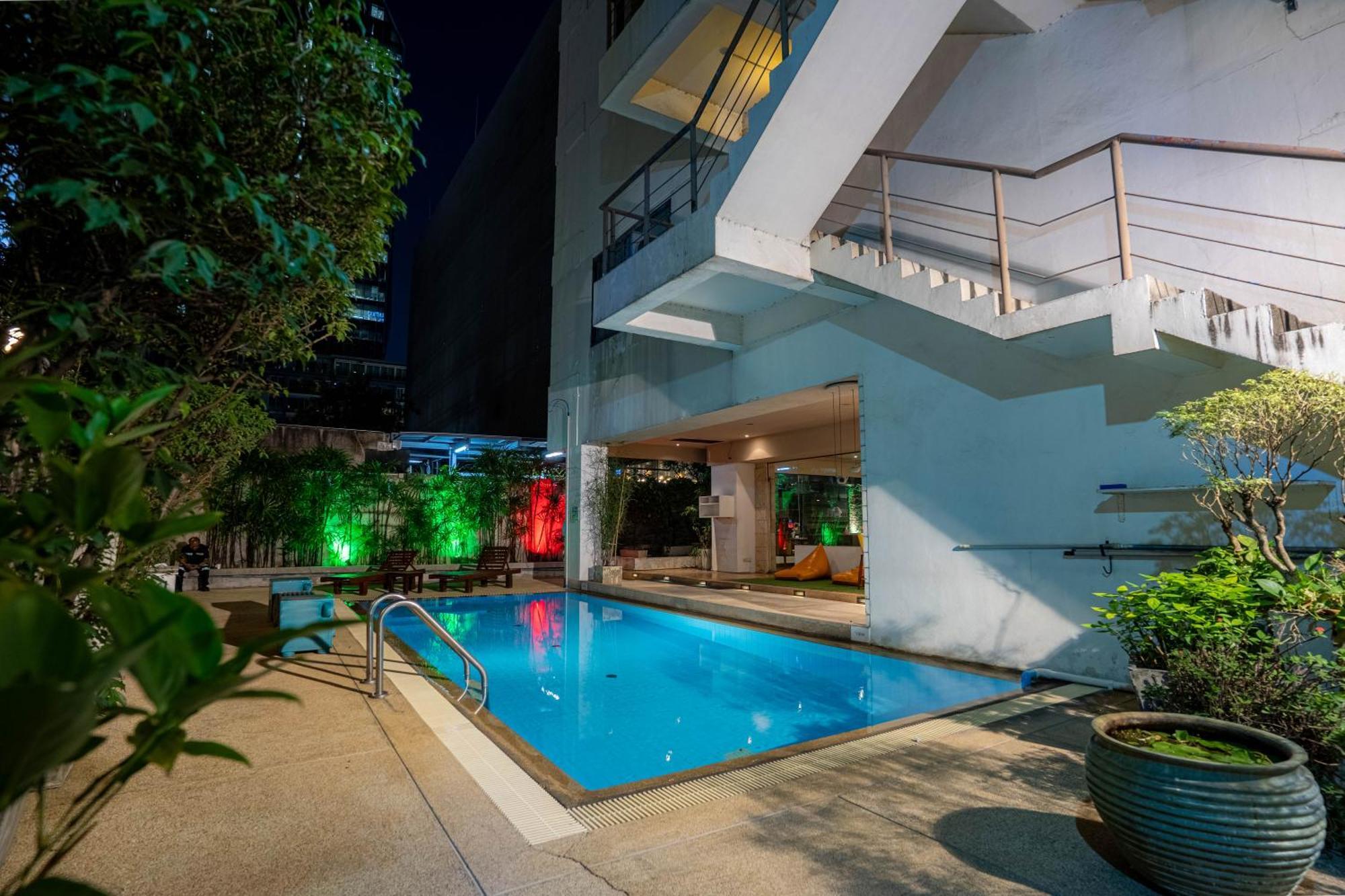 Journeyhub Sukhumvit 26, Bangkok - Formerly St James Hotel Bagian luar foto