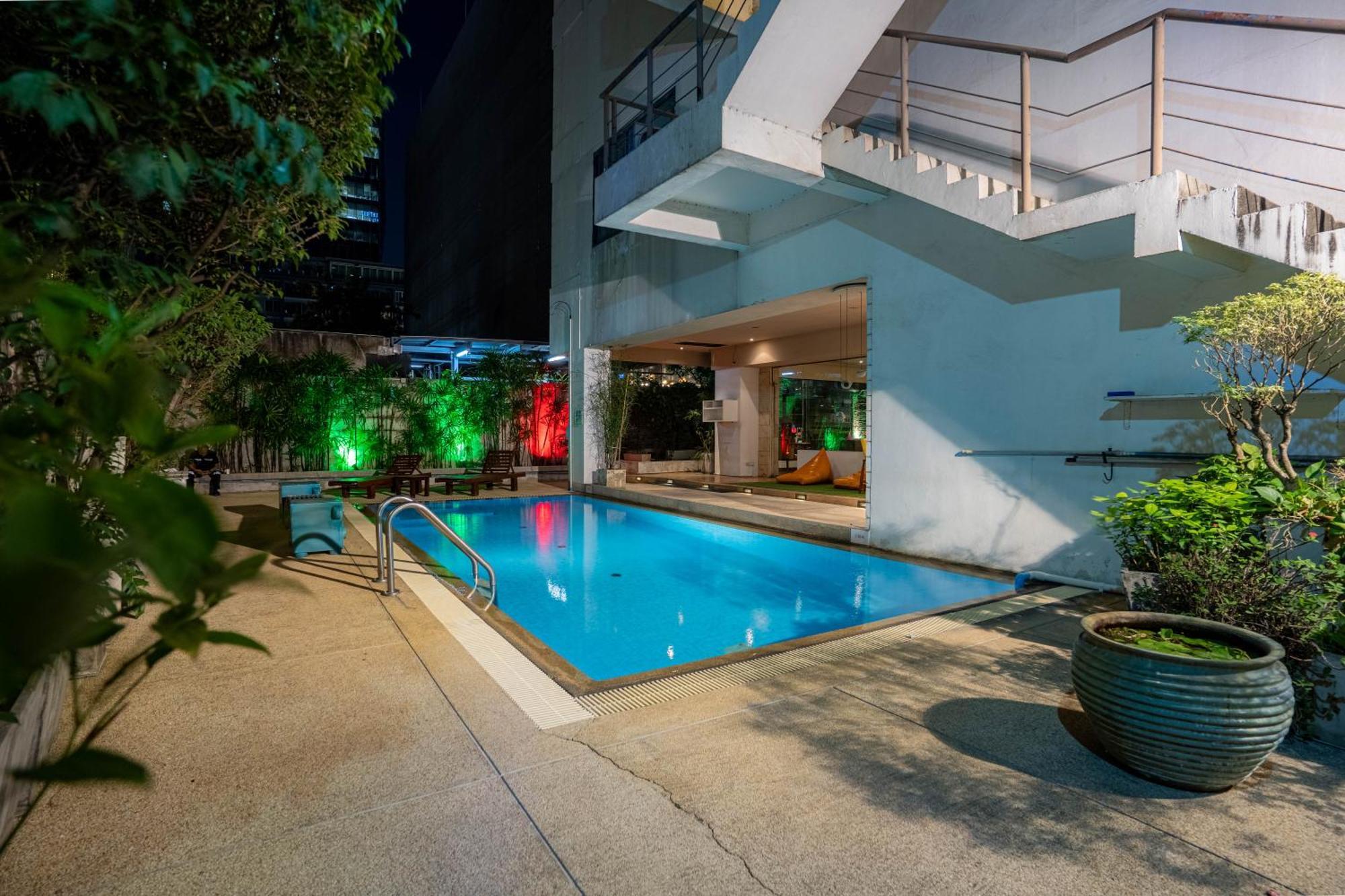 Journeyhub Sukhumvit 26, Bangkok - Formerly St James Hotel Bagian luar foto