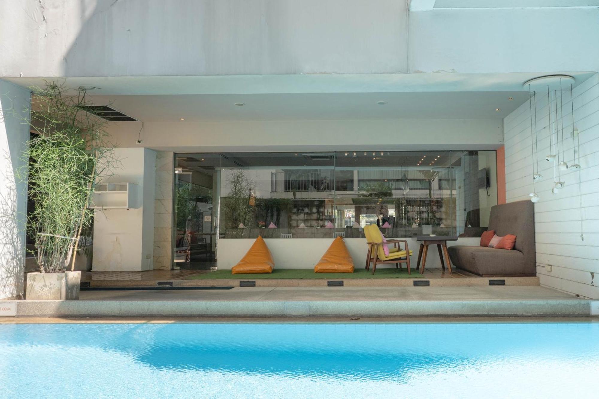 Journeyhub Sukhumvit 26, Bangkok - Formerly St James Hotel Bagian luar foto